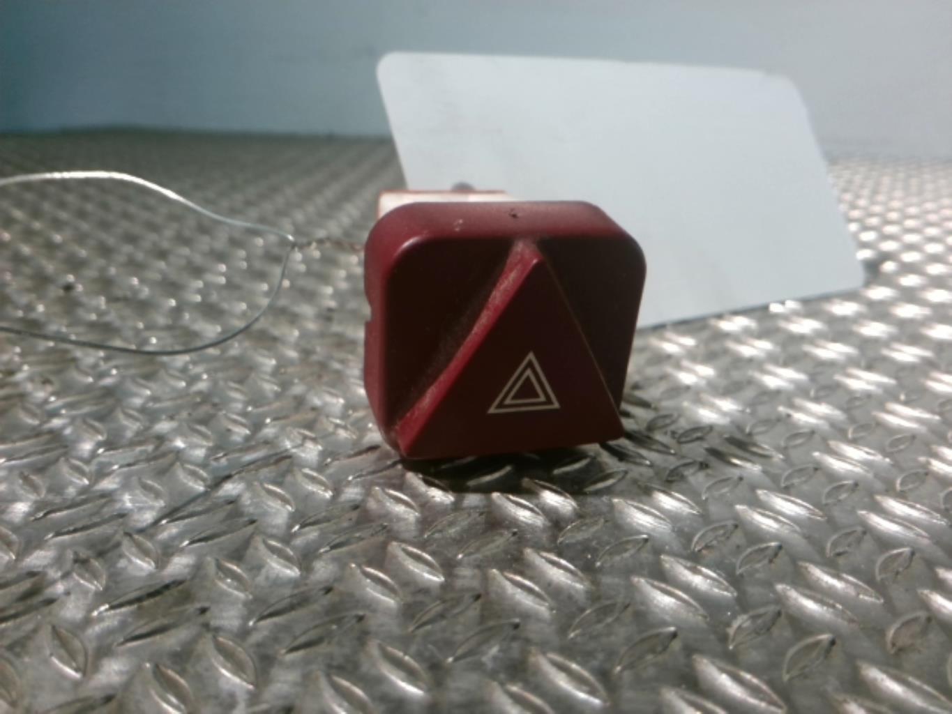 Bouton de warning PEUGEOT 1007 Diesel - 1