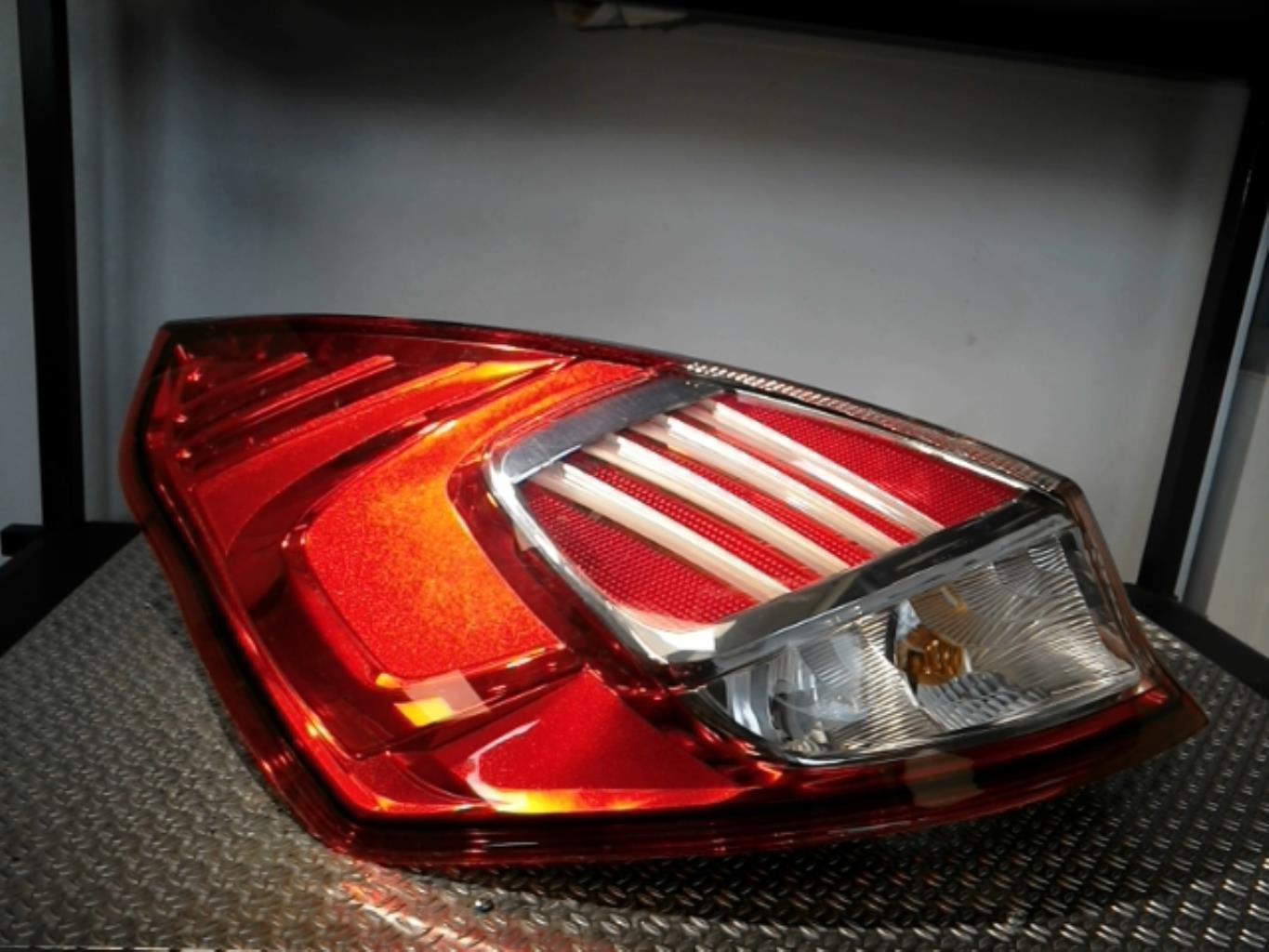 Fanale posteriore principale sinistro (luci) FORD FIESTA 6 PHASE 2 Diésel - 1