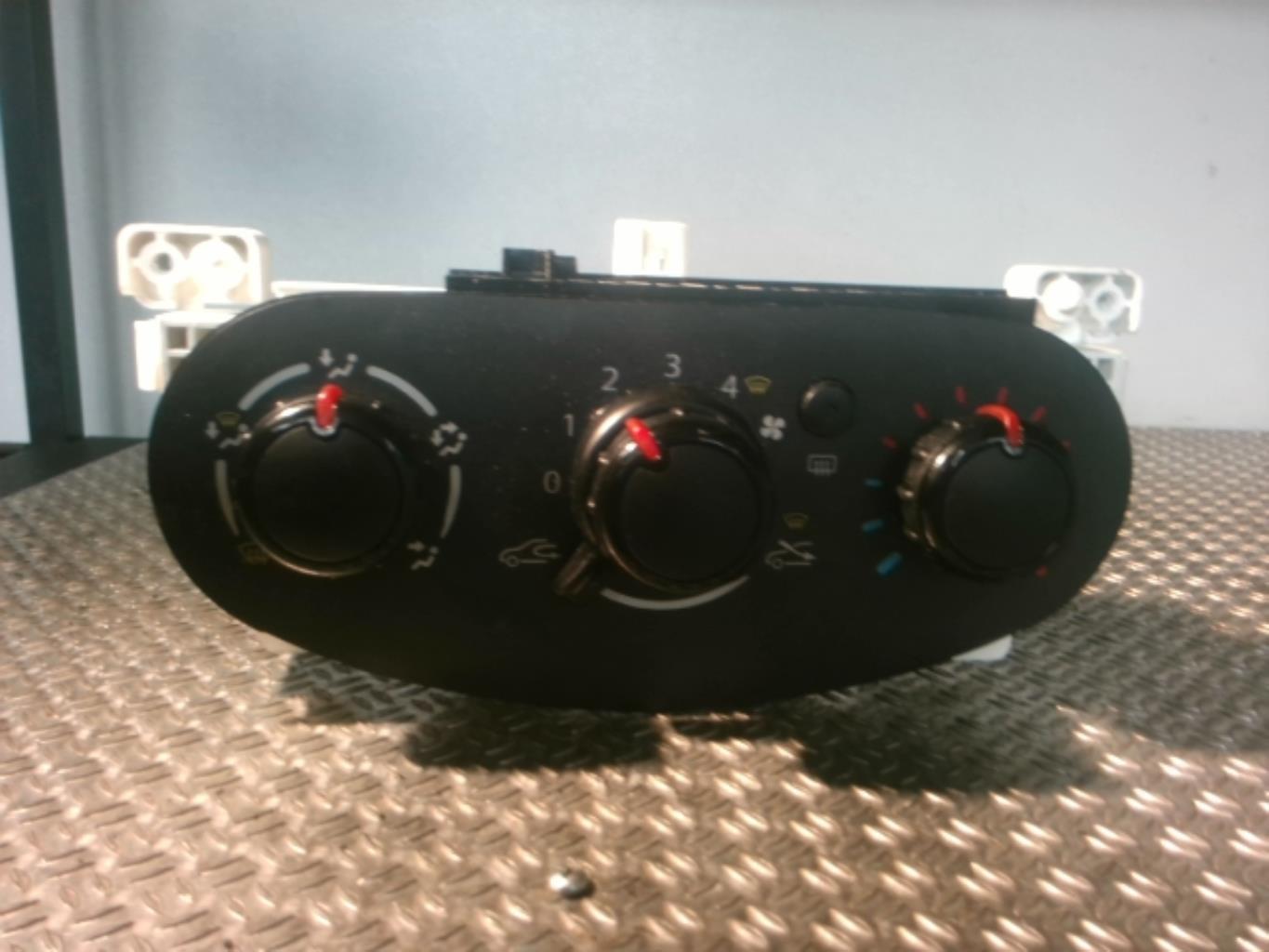 Commande chauffage RENAULT TWINGO 3 PHASE 1 Essence - 1