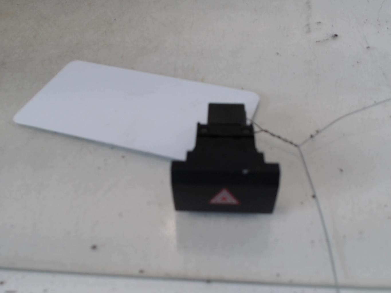 Bouton de warning AUDI A3 2 SPORTBACK PHASE 2 Diesel - 1