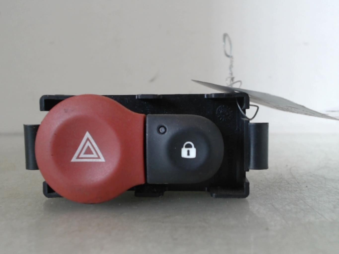 Bouton de warning RENAULT CLIO 3 PHASE 2 Essence - 1