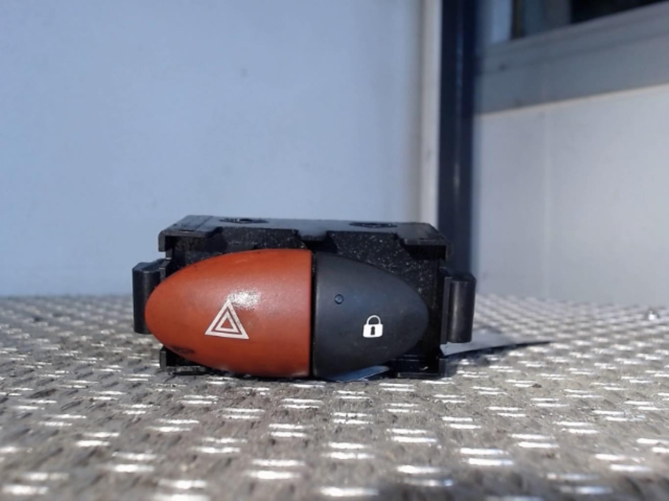 Bouton de warning RENAULT TWINGO 2 PHASE 2 Diesel - 1