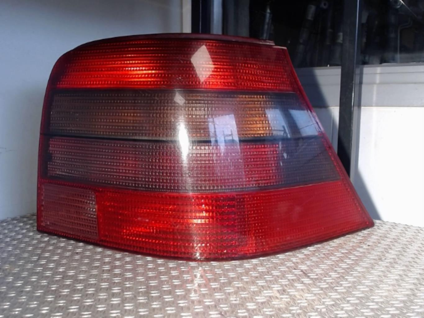 Fanale posteriore principale destro (luci) VOLKSWAGEN GOLF 4 Diésel - 1