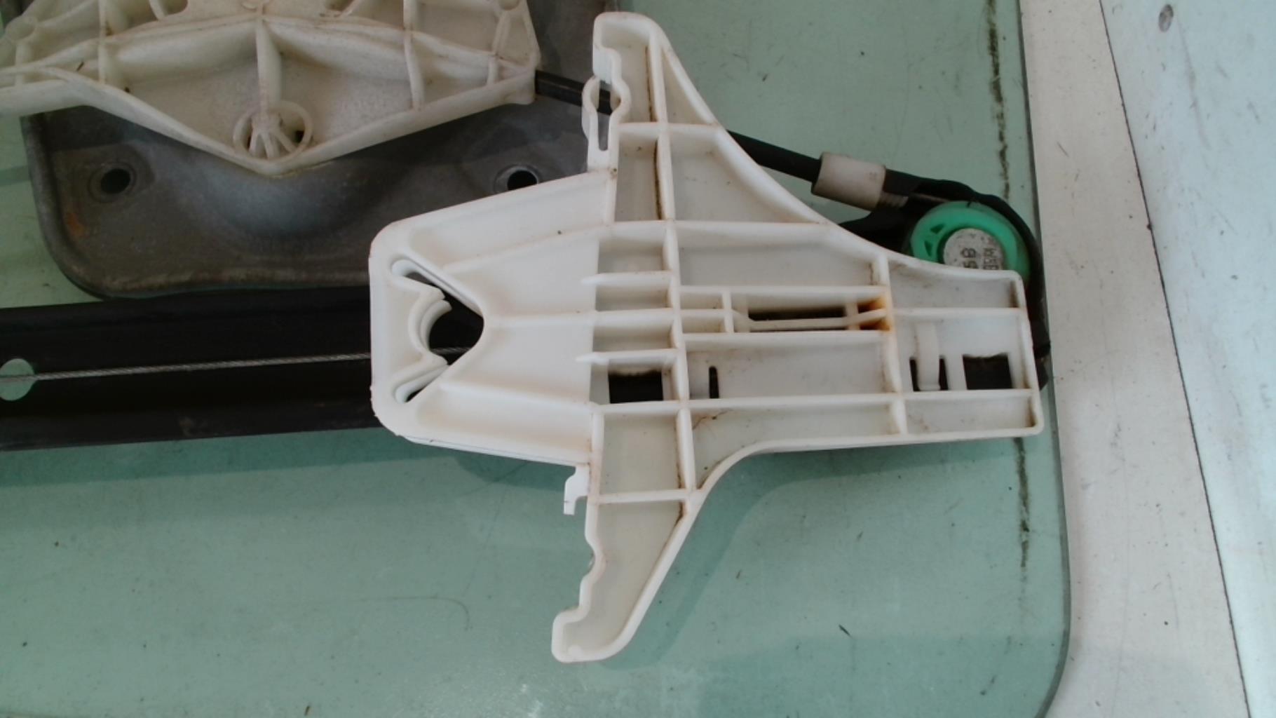 Alzacristalli elettrico posteriore destro VOLKSWAGEN GOLF 5 Gasolina - 1
