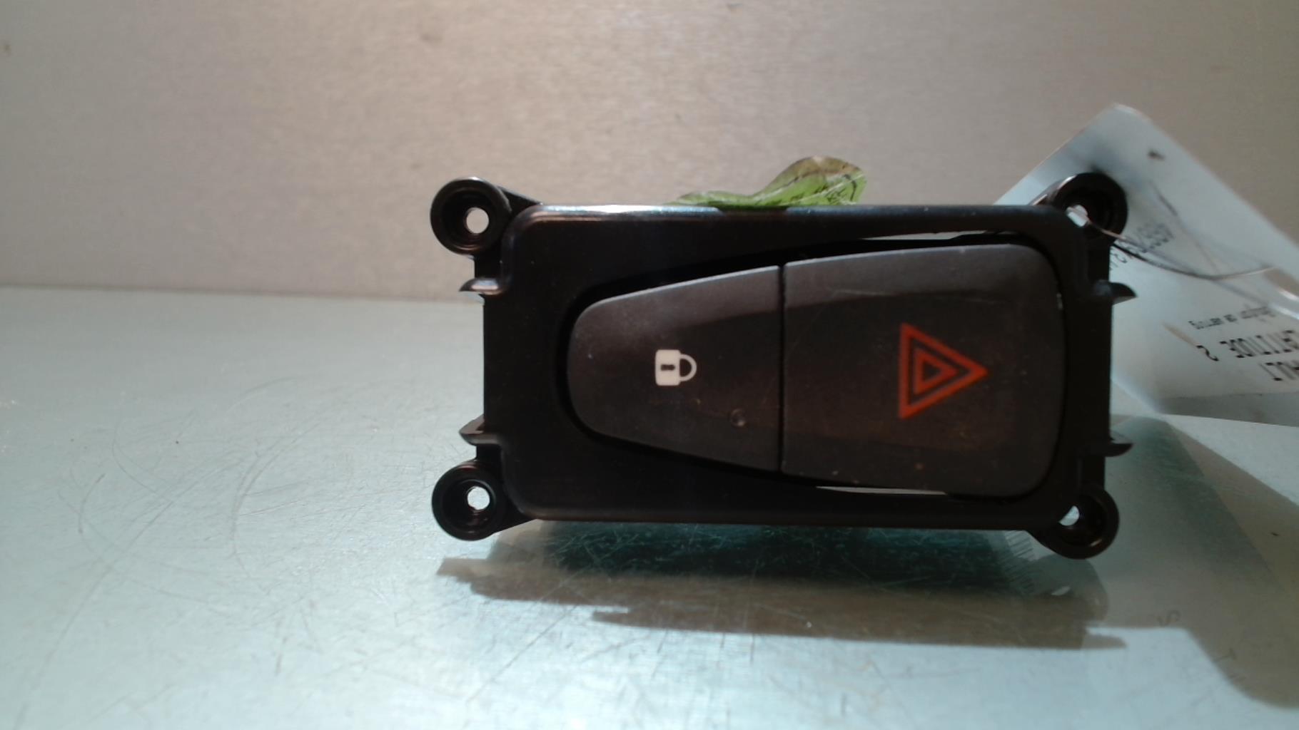 Bouton de warning RENAULT LATITUDE Diesel - 1