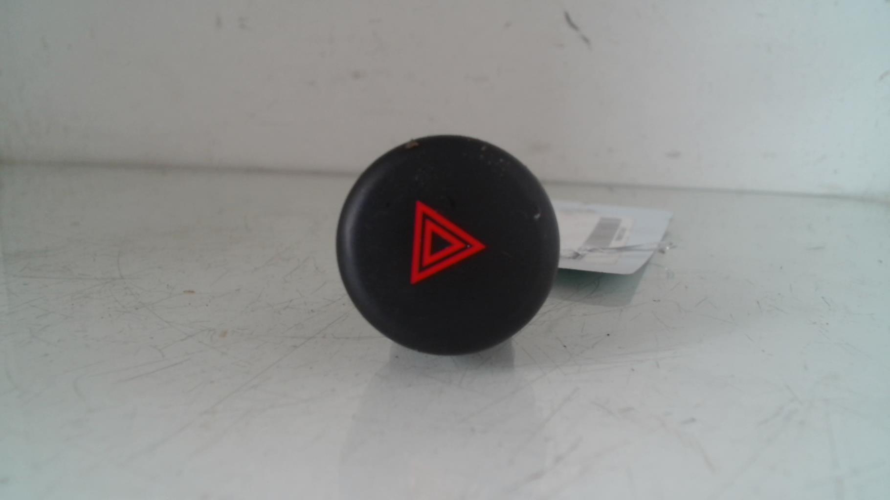 Bouton de warning NISSAN JUKE 1 PHASE 2 Essence - 1