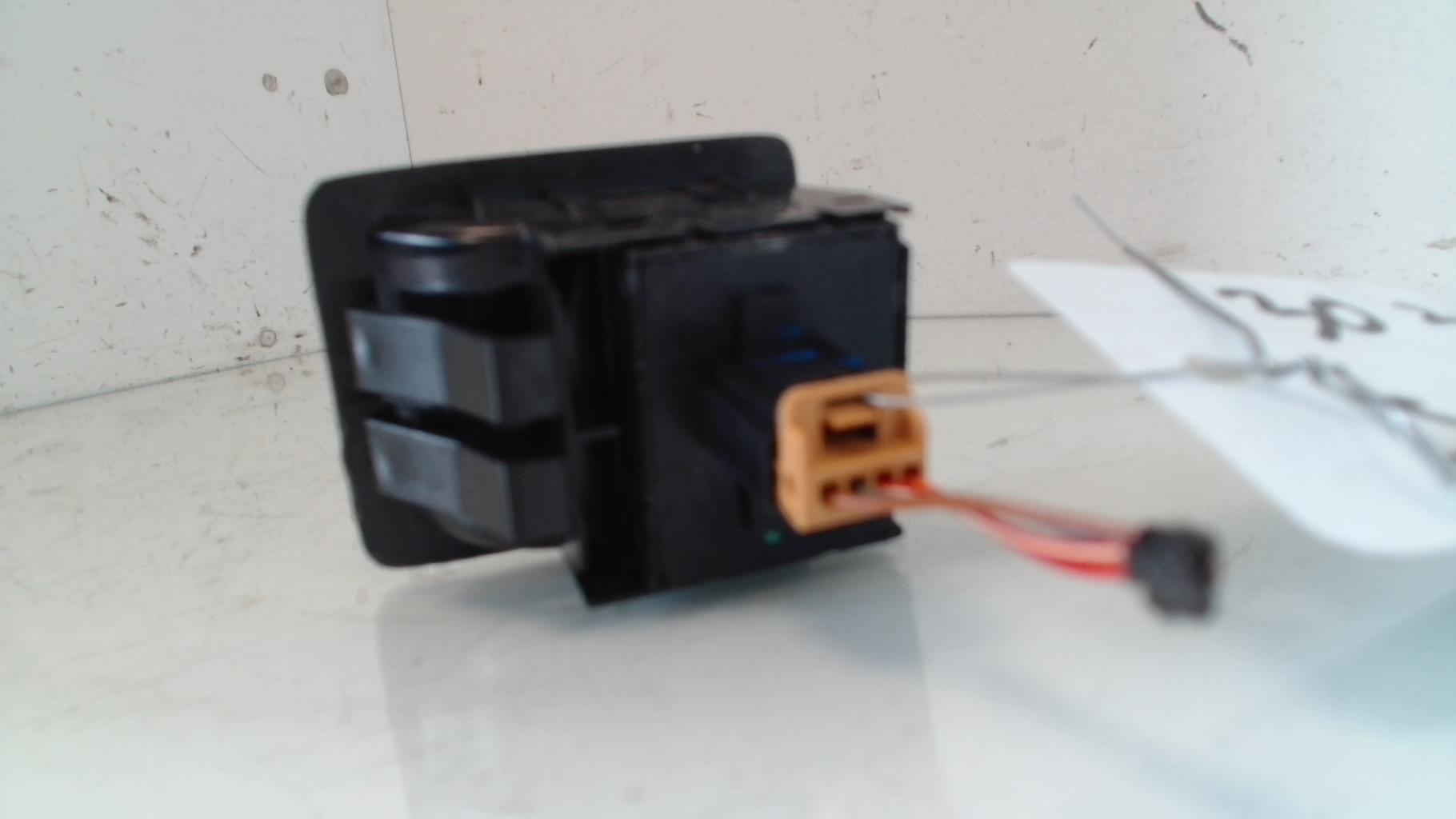 Interruptor de elevalunas VOLKSWAGEN SCIROCCO 3 PHASE 1 COUPE Gasolina - 1