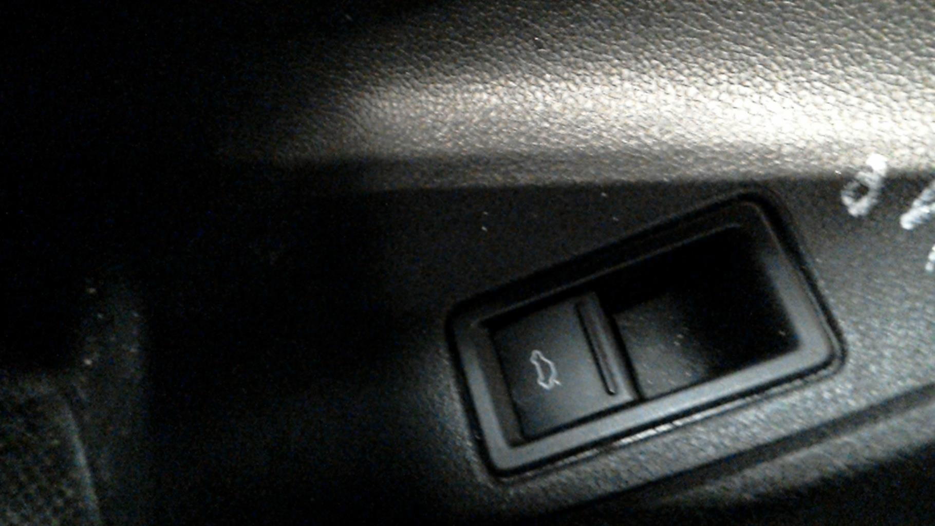 Bouton de coffre VOLKSWAGEN JETTA 4 Diesel - 1