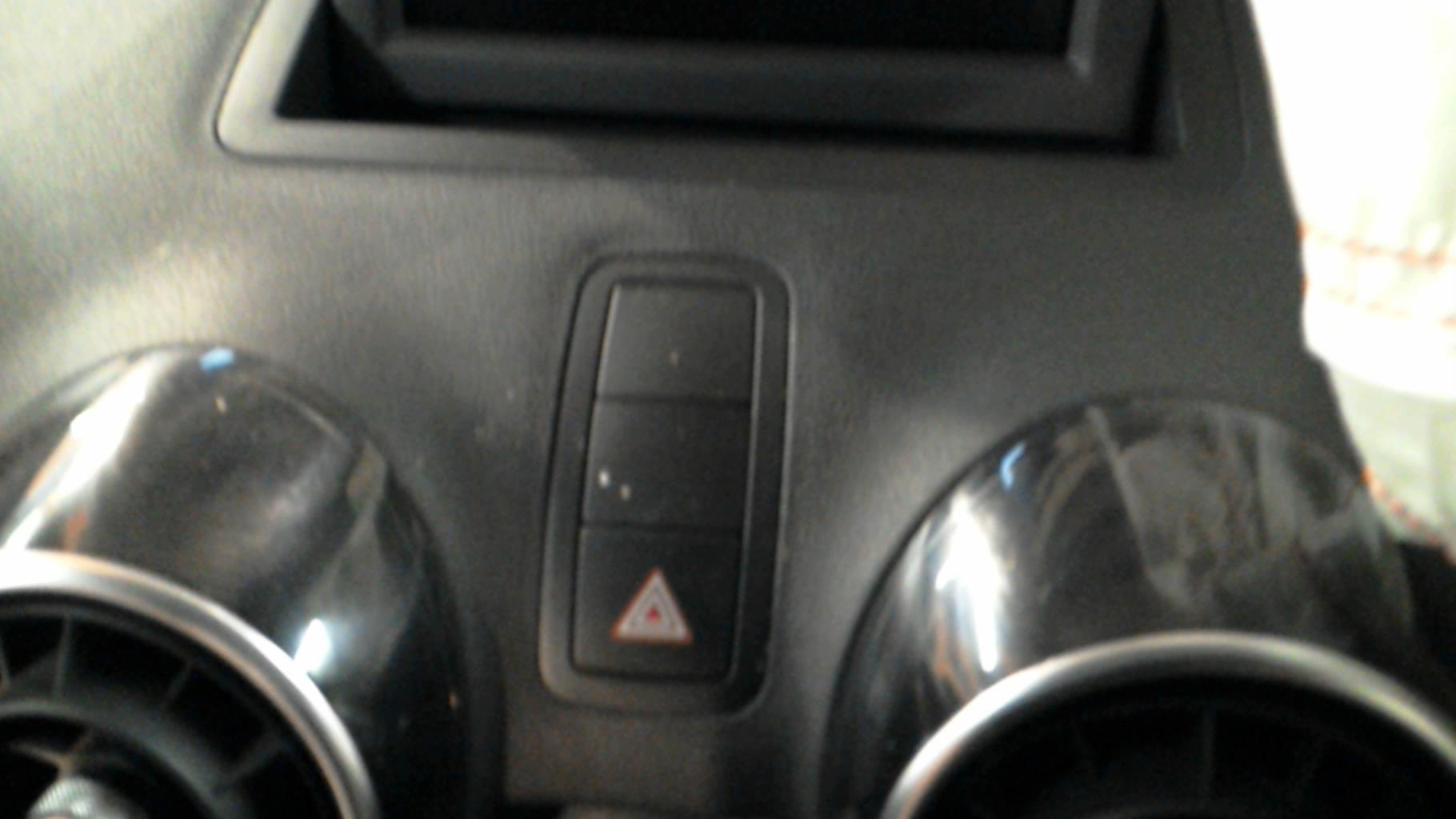 Bouton de warning AUDI A1 1 SPORTBACK PHASE 1 Diesel - 1