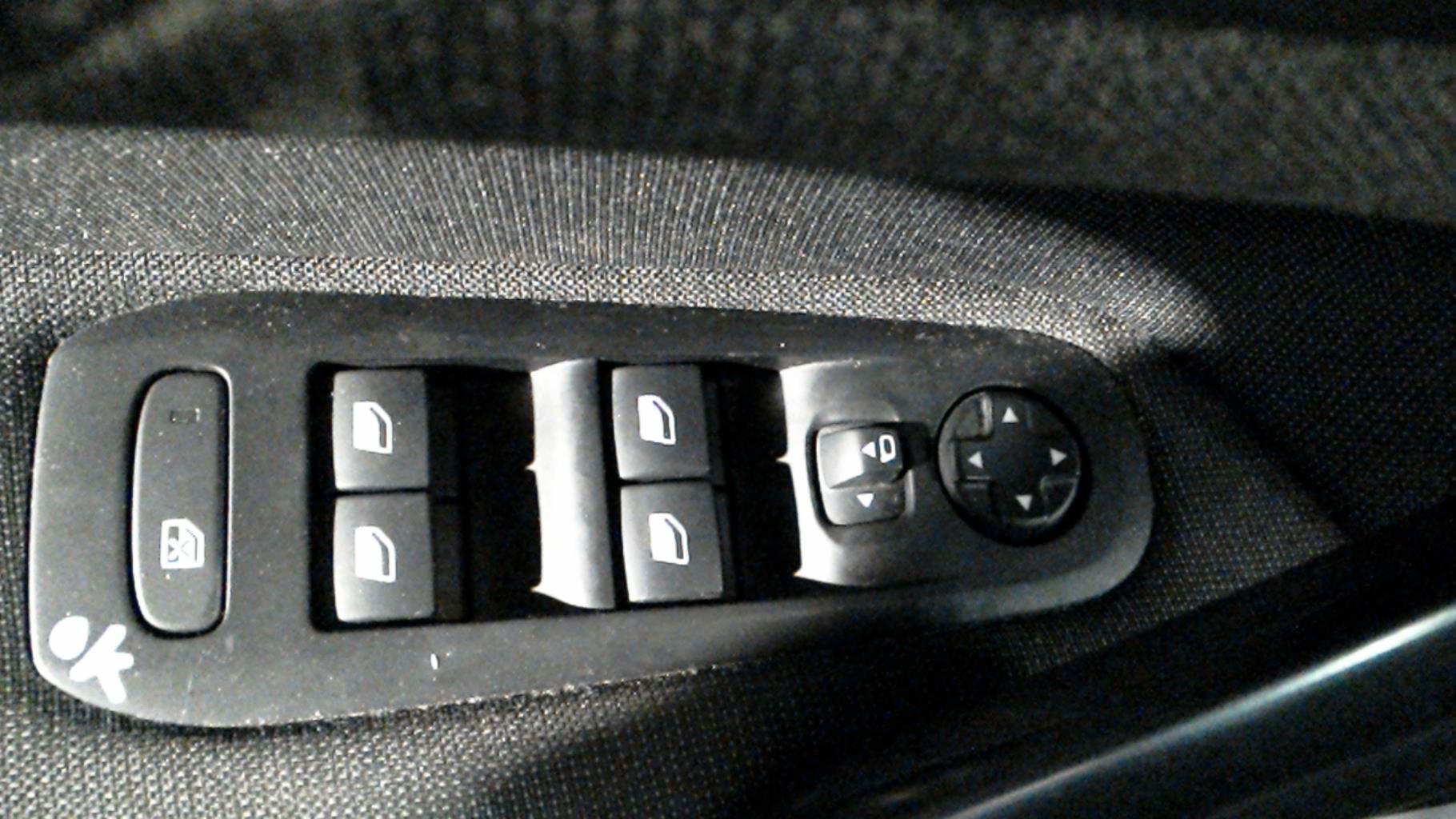Interruttore lavacristalli anteriore sinistro PEUGEOT 308 2 SW PHASE 2 BREAK Diésel - 1