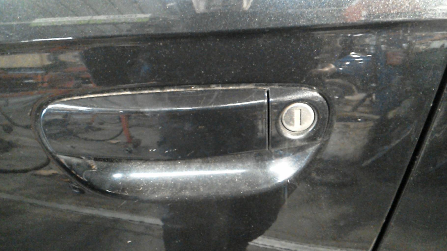 Poignee porte avant gauche AUDI A4 2 AVANT PHASE 2 BREAK Diesel - 1
