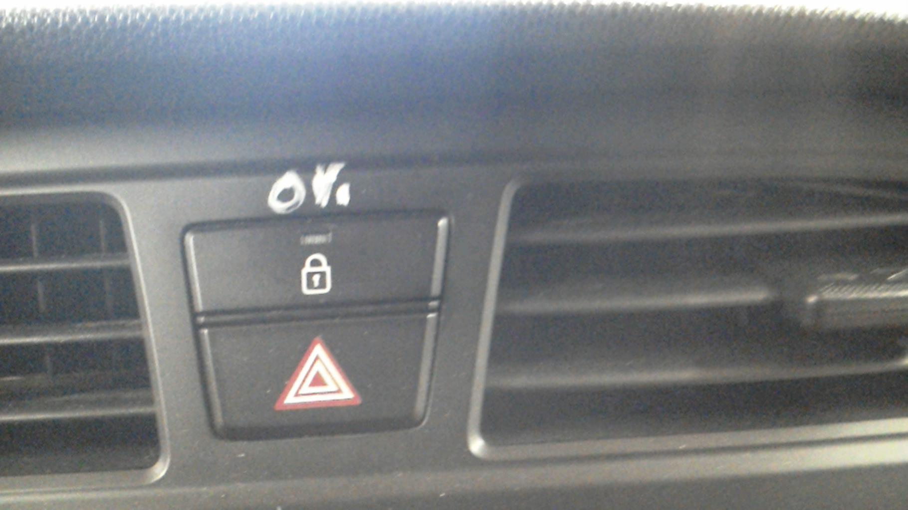 Bouton de warning HYUNDAI I 20 2 PHASE 1 Essence - 1
