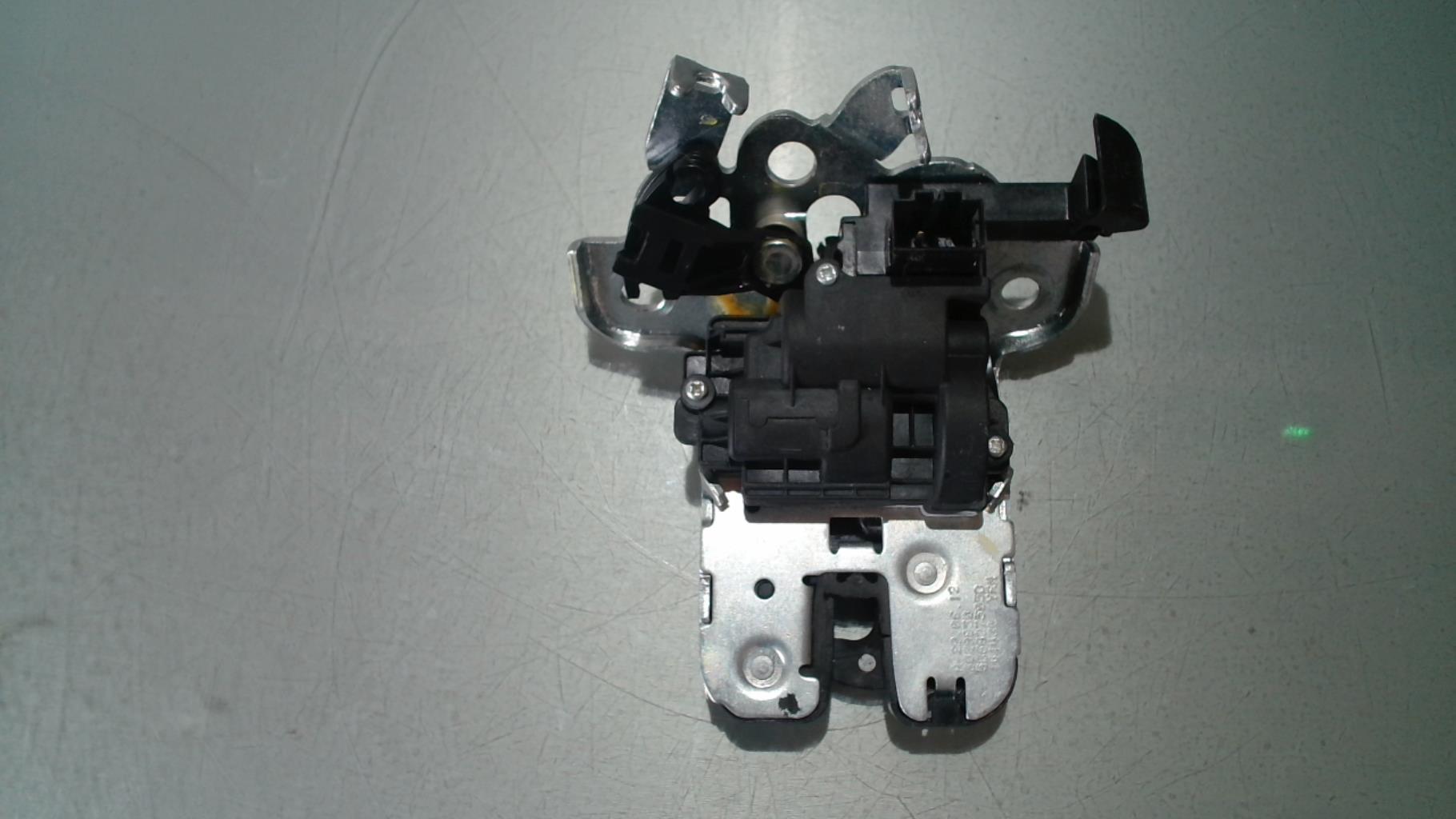 Fermeture centralisee coffre VOLKSWAGEN JETTA 4 Diesel - 1