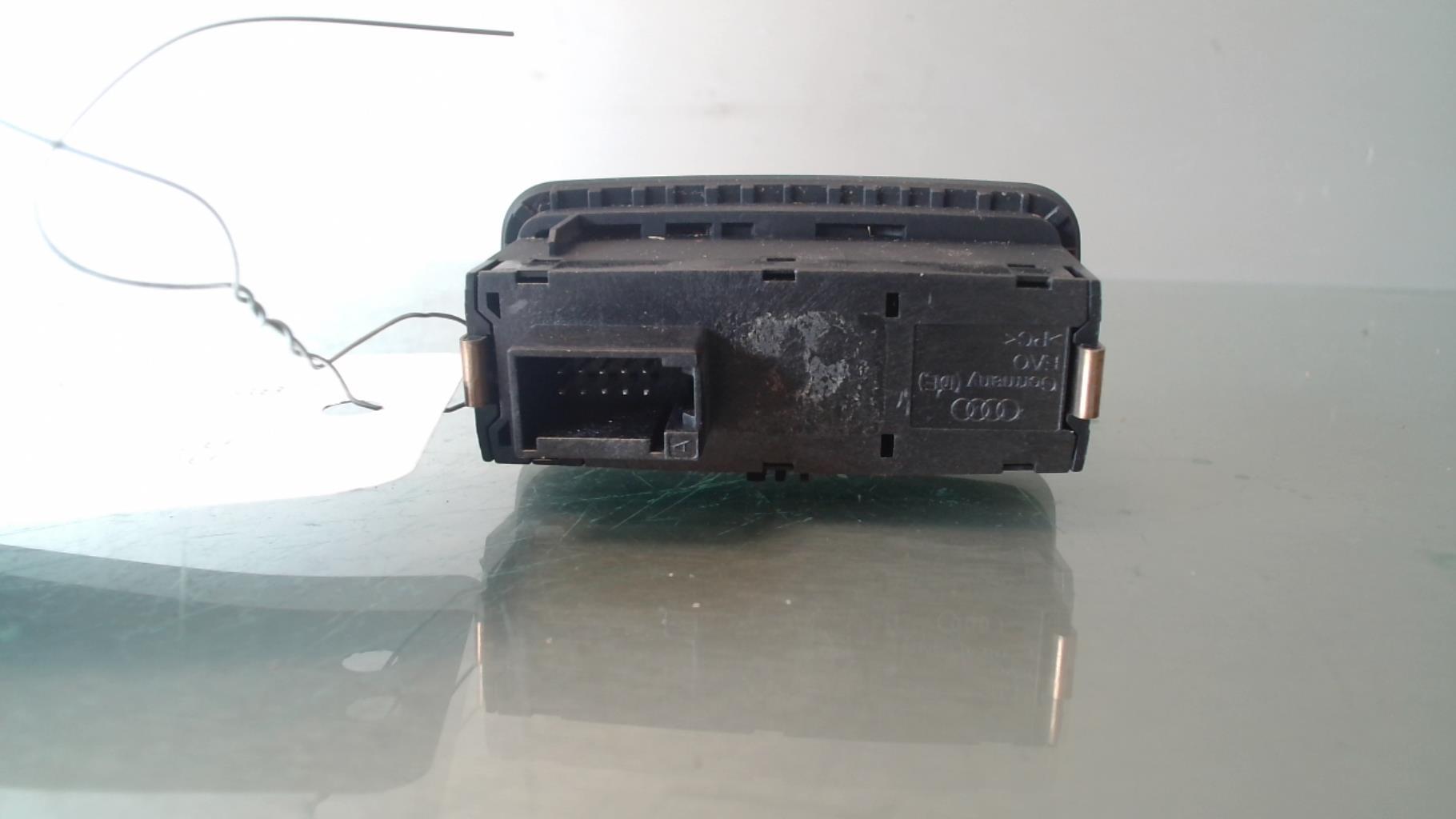 Bouton de warning AUDI A1 1 PHASE 1 Essence - 1