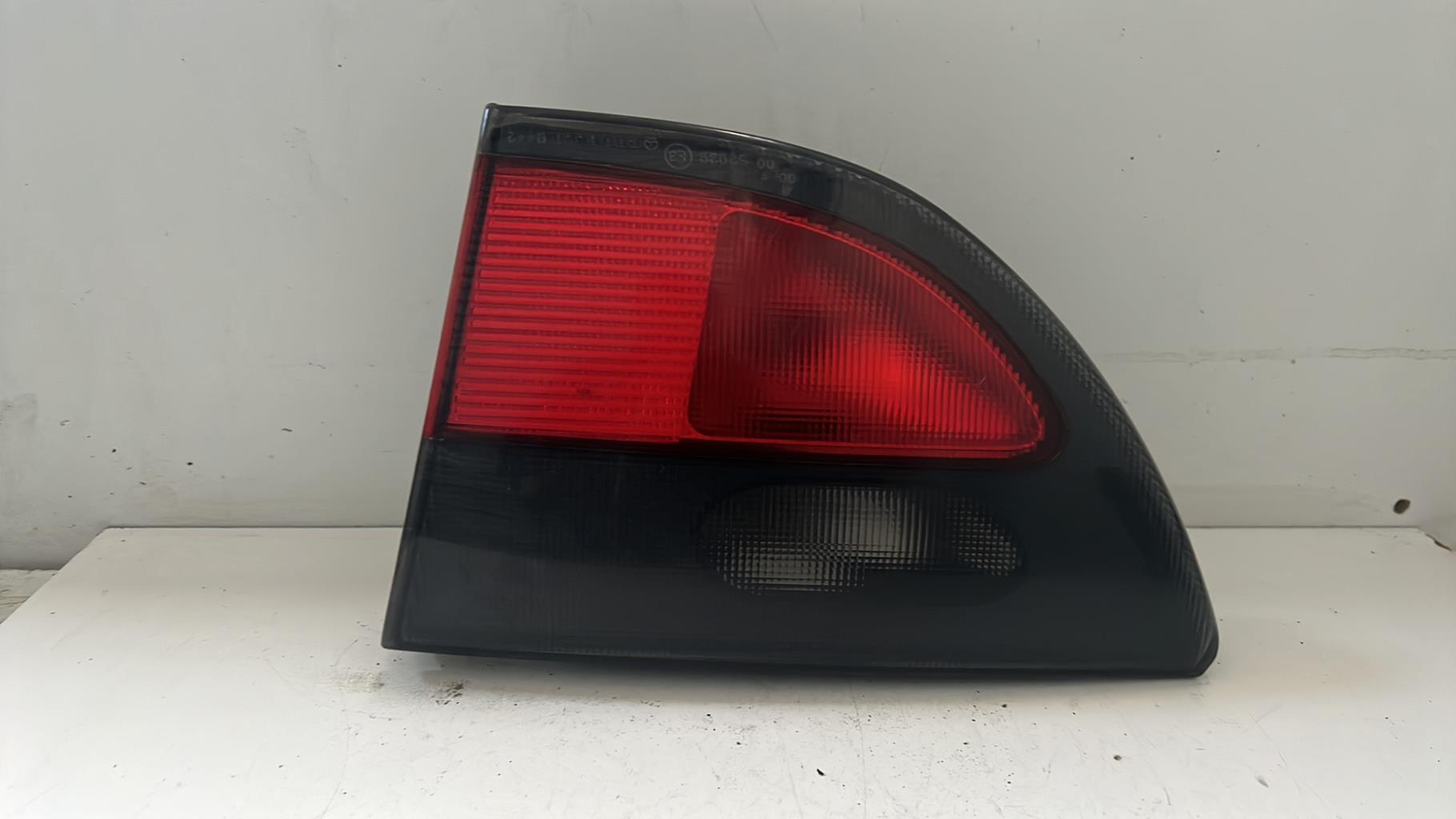 Feu arriere secondaire droit (feux) RENAULT MEGANE 1 PHASE 1 Essence - 1