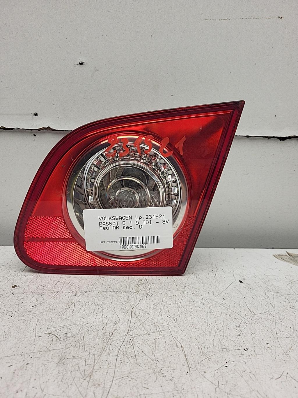 Feu arriere secondaire droit (feux) VOLKSWAGEN PASSAT 5 Diesel - 1