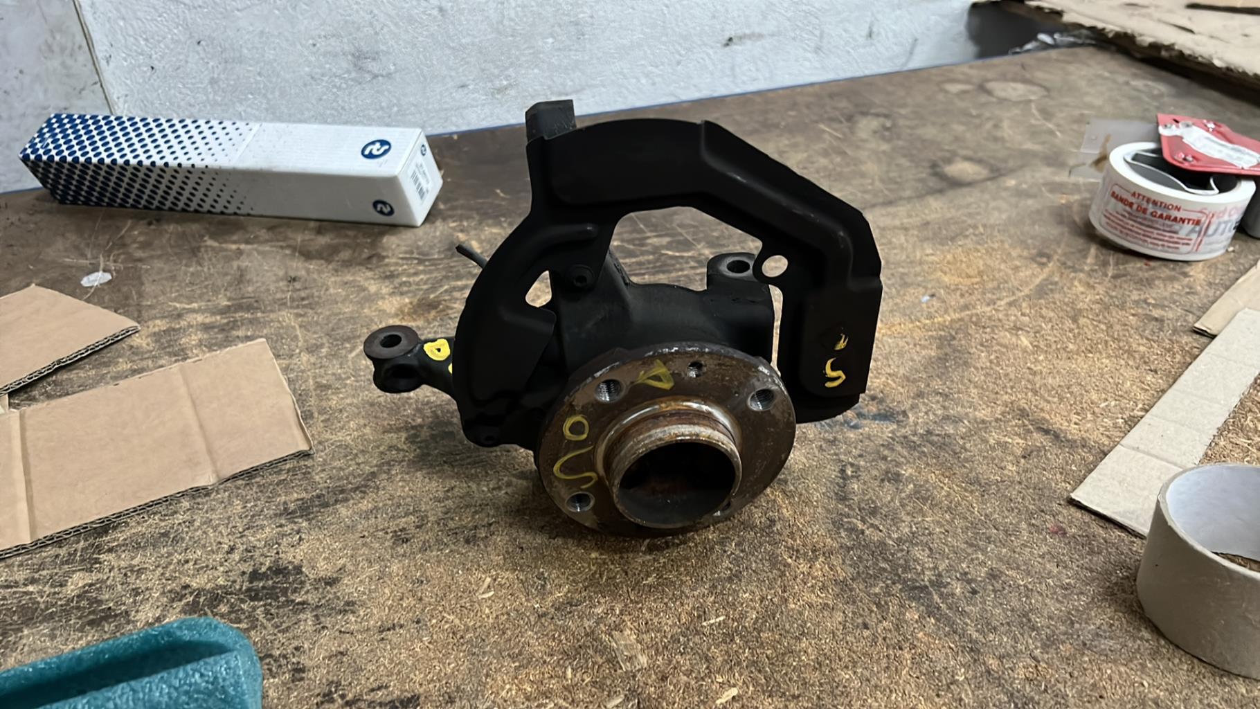 Moyeu avant gauche RENAULT TWINGO 3 PHASE 1 Essence - 1