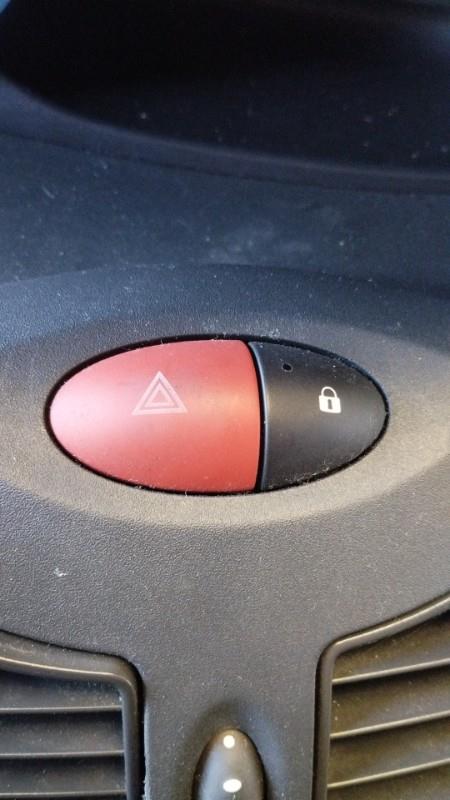 Bouton de warning RENAULT TWINGO 2 PHASE 2 Essence - 1