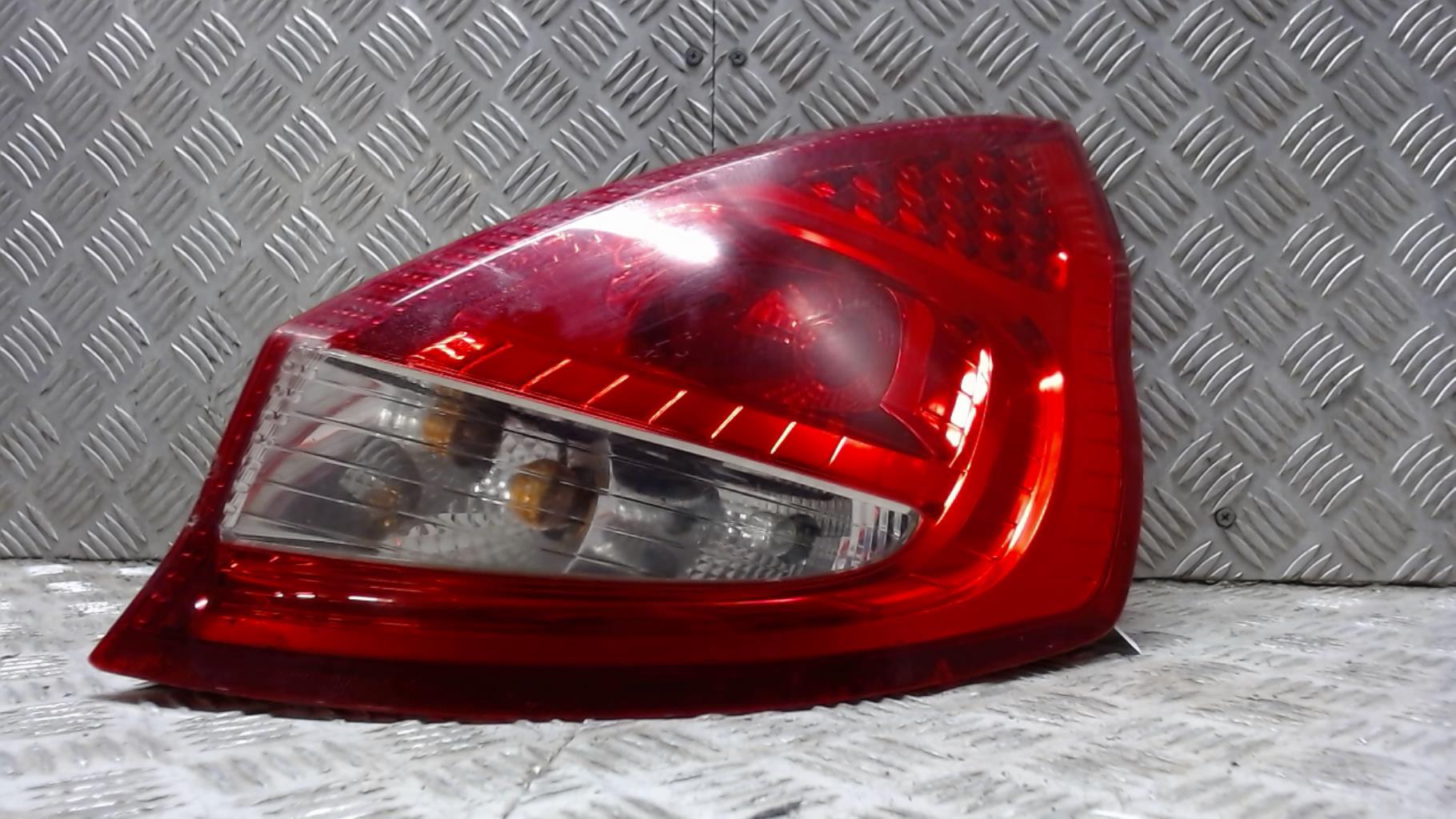 Fanale posteriore principale destro (luci) FORD FIESTA 6 PHASE 1 Diésel - 1