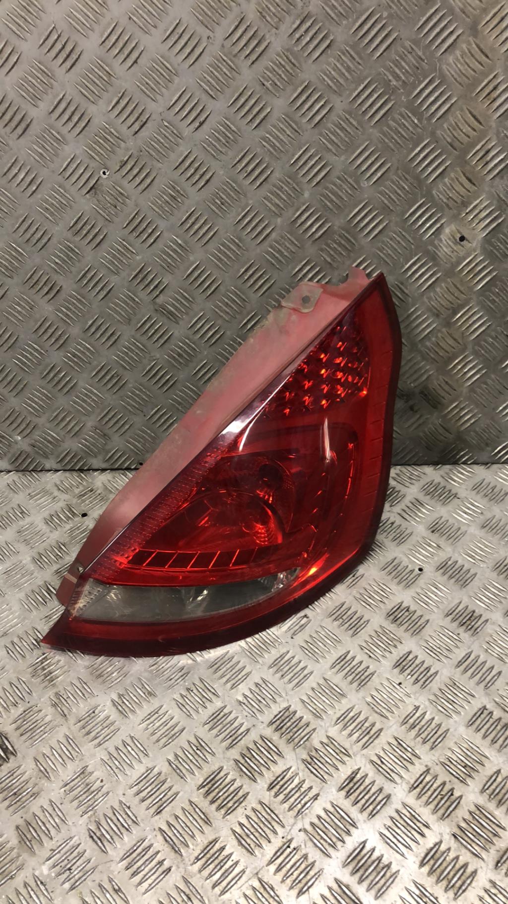 Fanale posteriore principale destro (luci) FORD FIESTA 6 PHASE 1 Diésel - 1