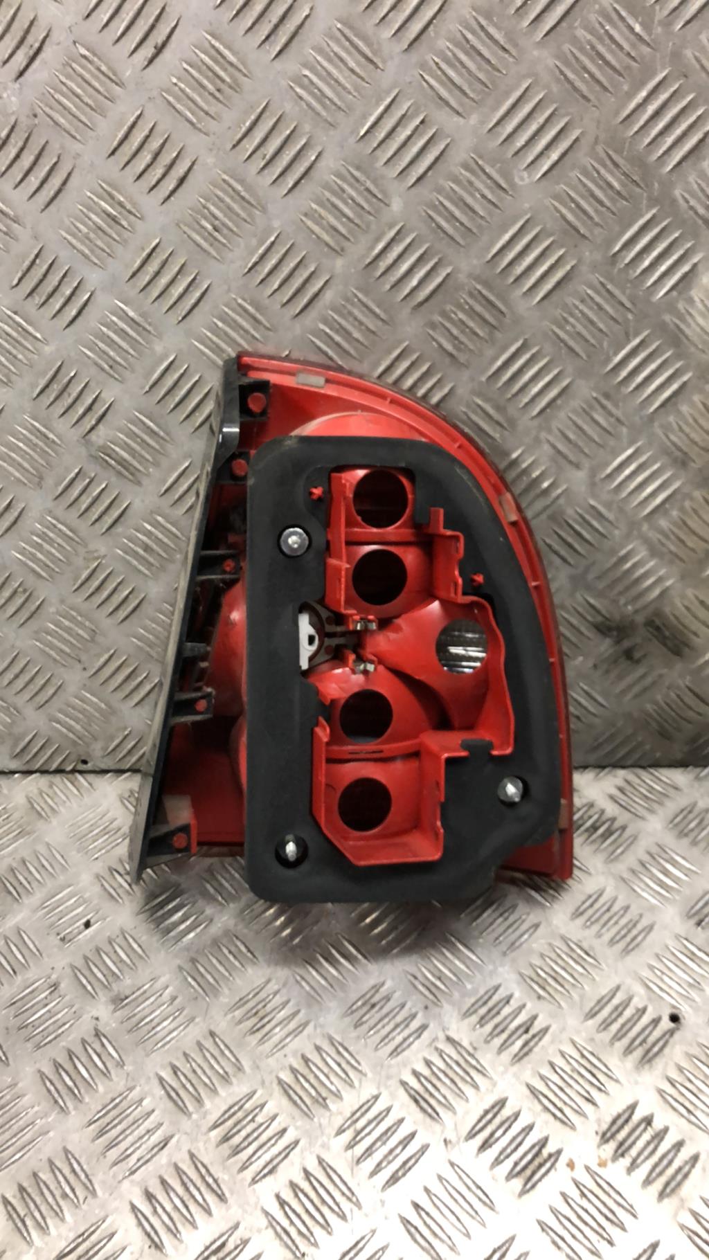 Fanale posteriore principale sinistro (luci) VOLKSWAGEN PASSAT 4 PHASE 2 Diésel - 1