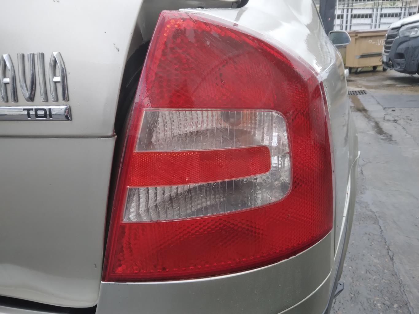 Fanale posteriore principale destro (luci) SKODA OCTAVIA 2 PHASE 1 Diésel - 1