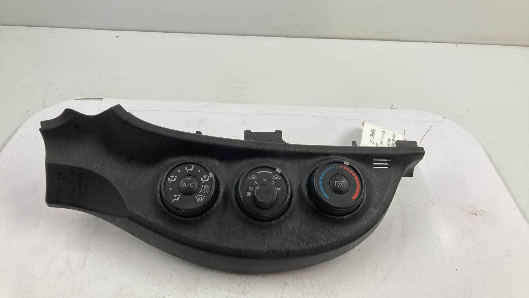 Commande chauffage TOYOTA YARIS 3 PHASE 1 Essence - 1