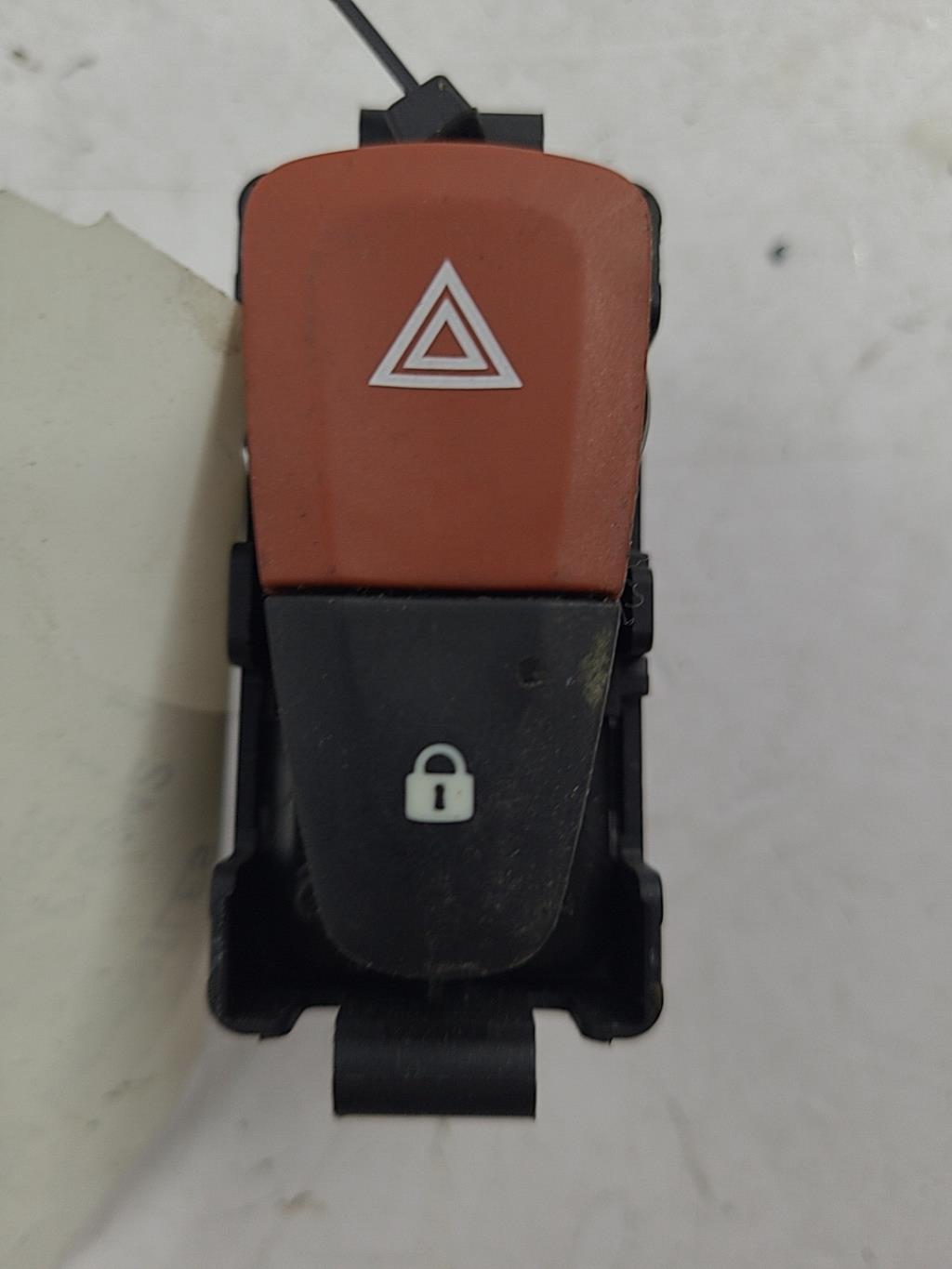 Bouton de warning RENAULT SCENIC 3 PHASE 1 Diesel - 1