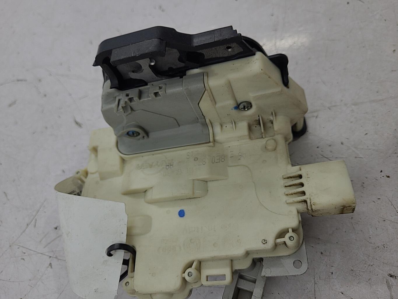Serrure arriere gauche AUDI A4 2  - 1