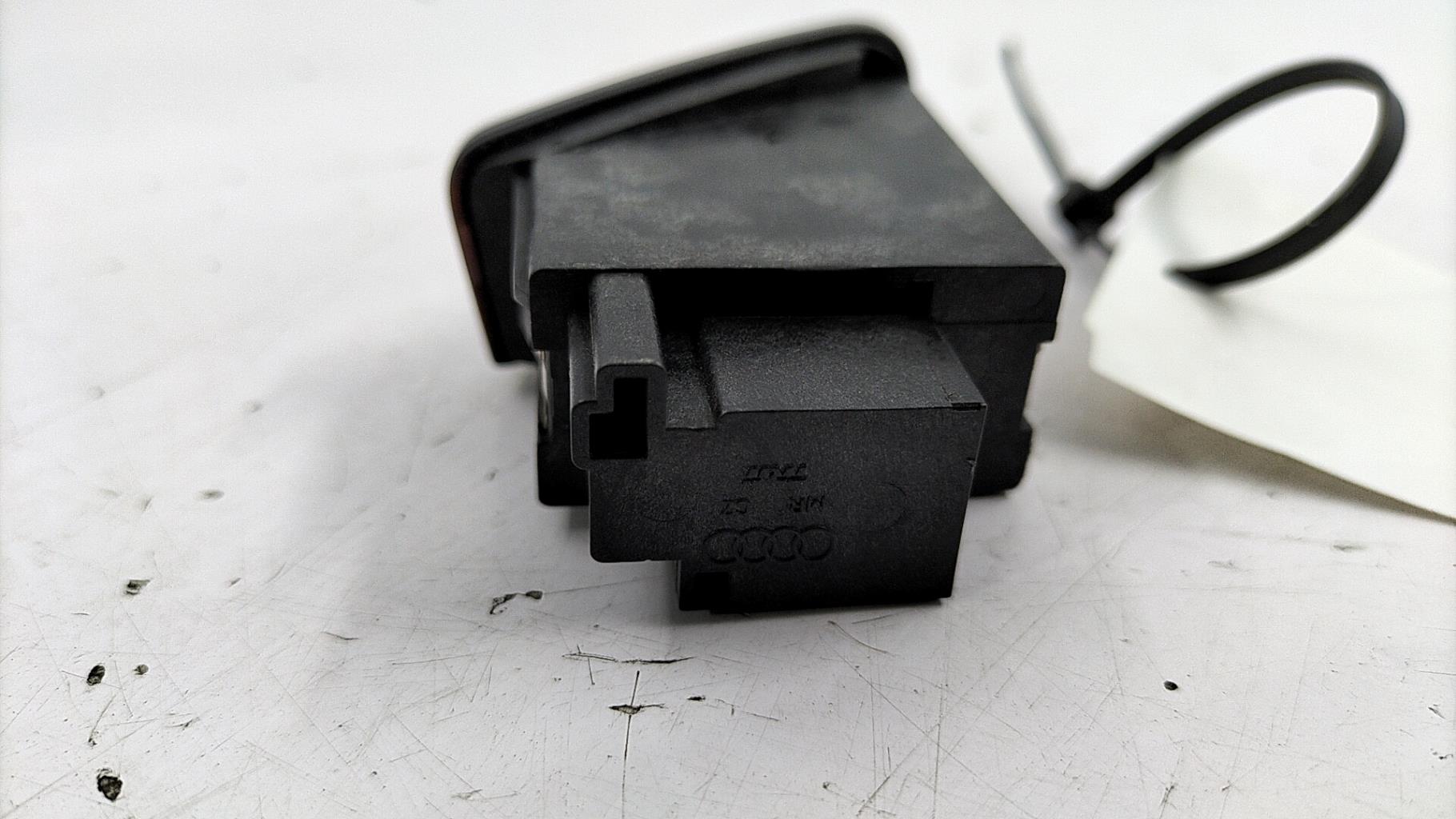 Bouton de warning AUDI A5 1 SPORTBACK PHASE 1 Diesel - 1