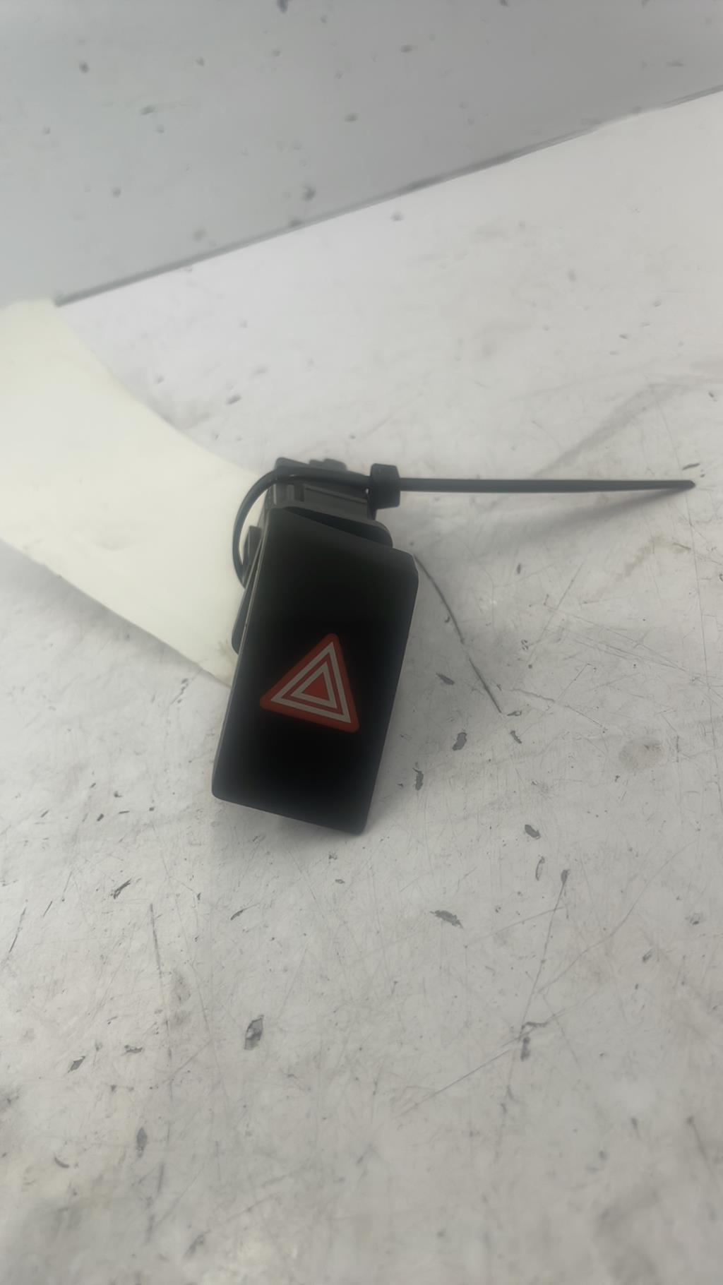 Bouton de warning TOYOTA VERSO PHASE 1 Diesel - 1
