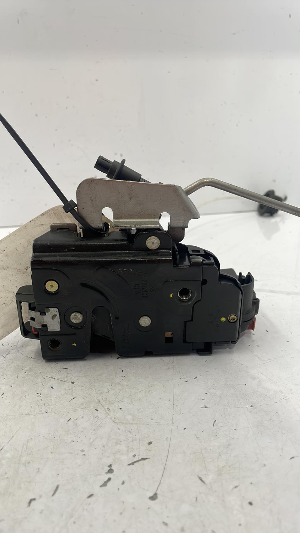 Serrure avant gauche AUDI A4 2 AVANT PHASE 1 BREAK  - 1