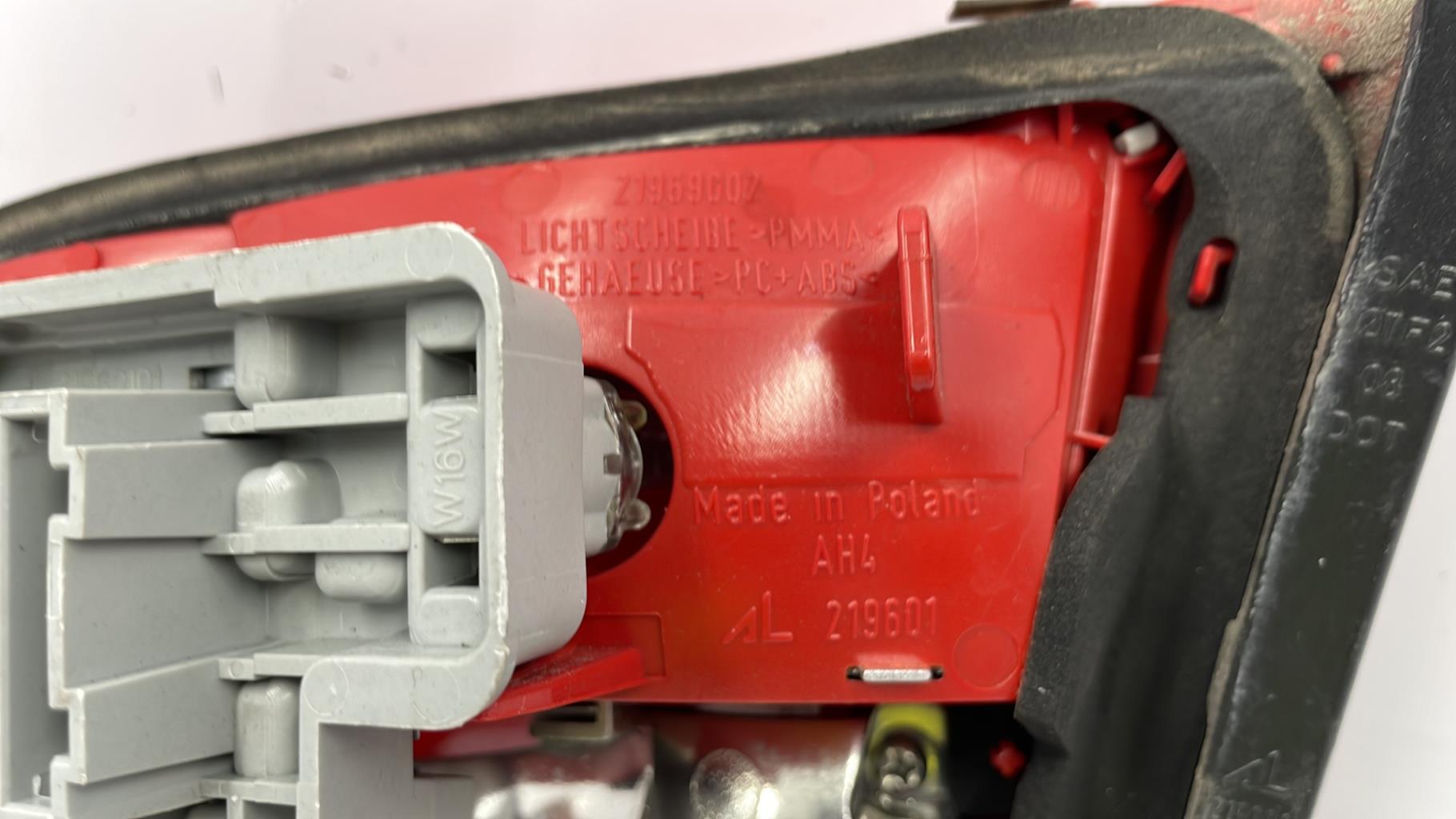 Feu arriere secondaire droit (feux) AUDI A4 3 AVANT PHASE 1 BREAK Diesel - 1