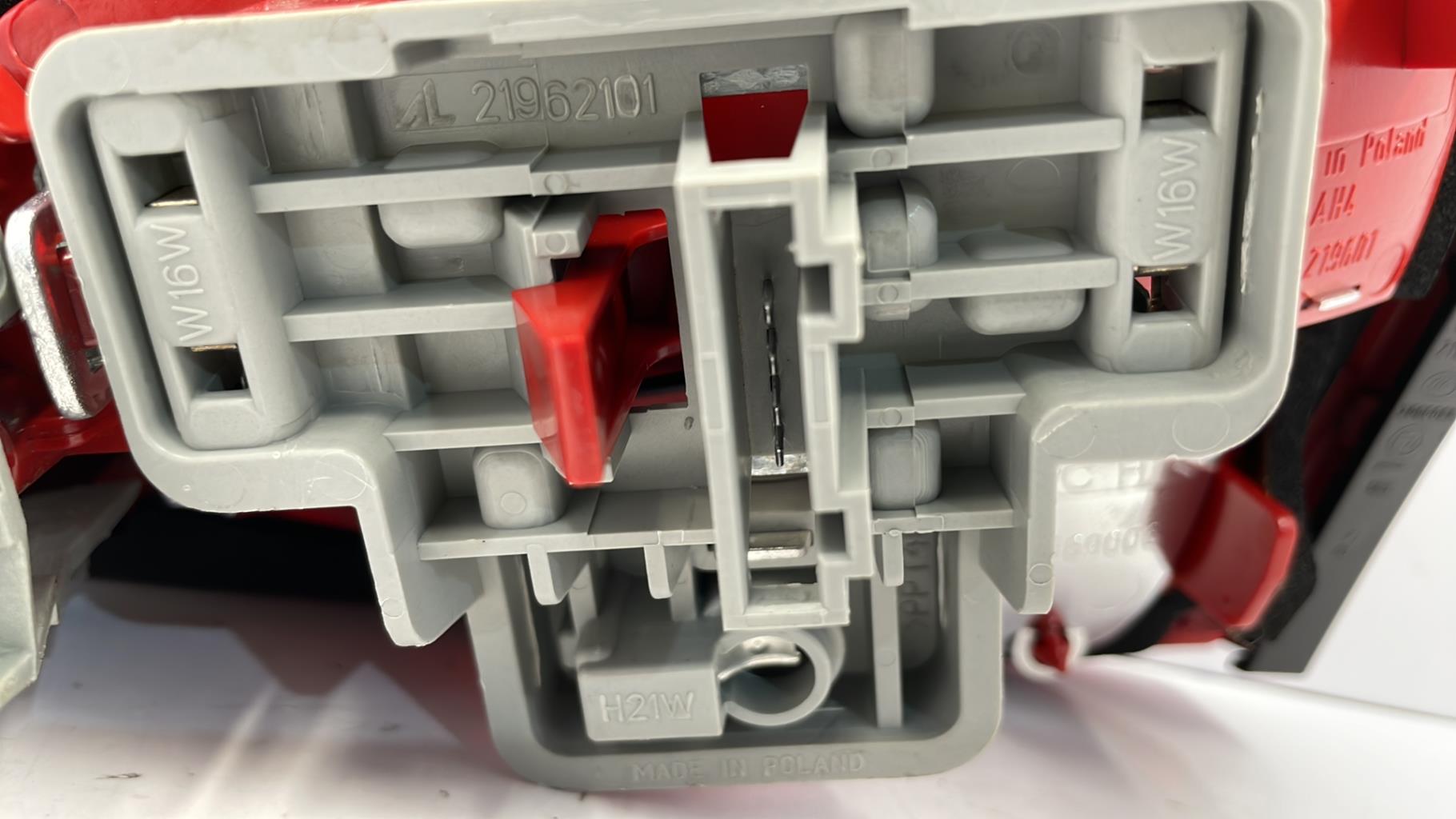 Feu arriere secondaire gauche (feux) AUDI A4 3 AVANT PHASE 1 BREAK Diesel - 1