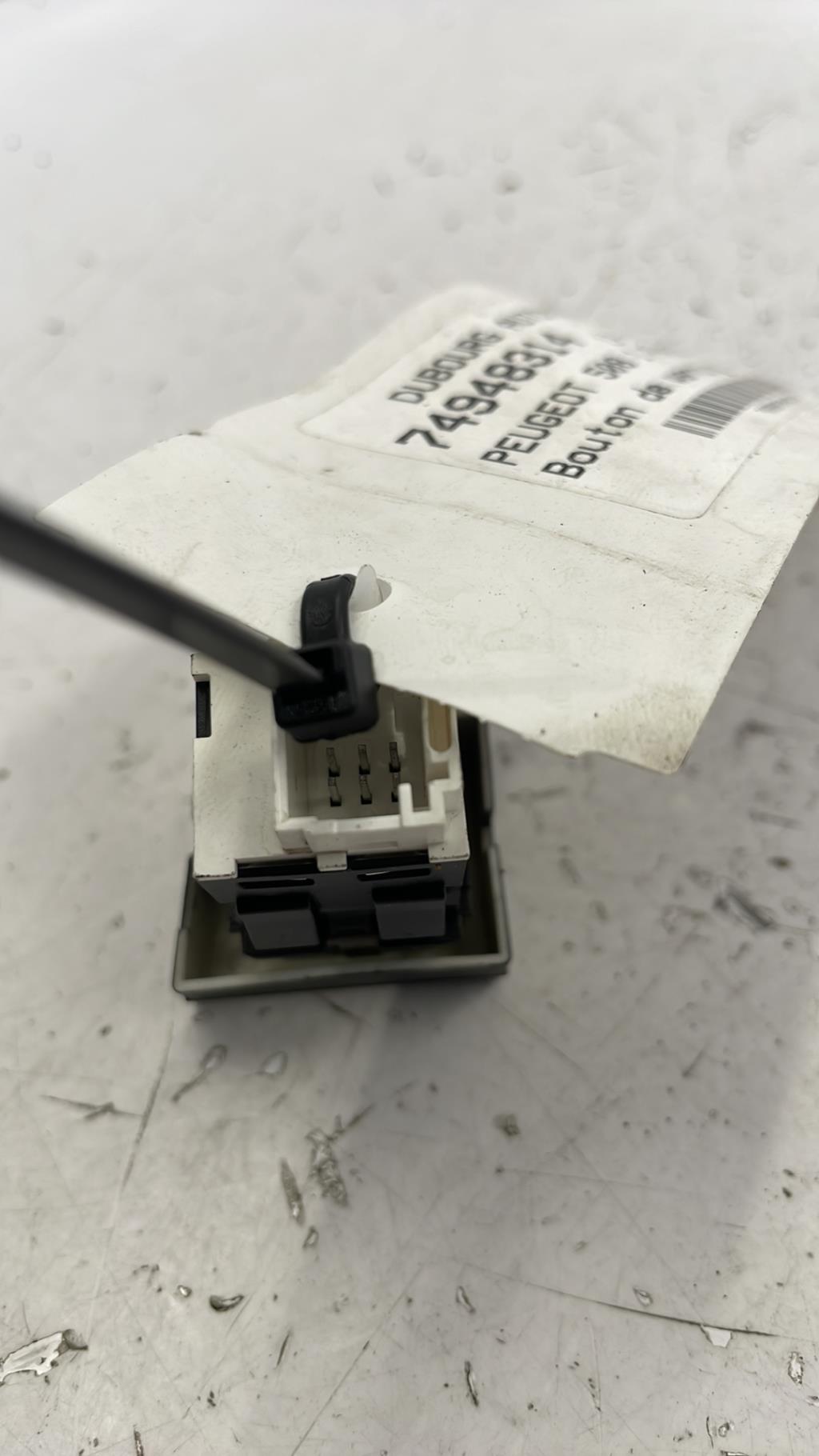 Bouton de warning PEUGEOT 508 1 PHASE 1 Diesel - 1