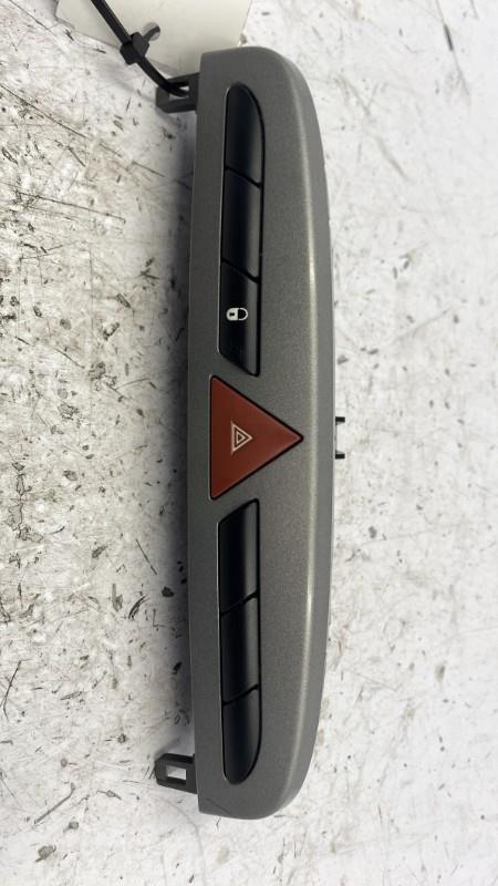 Bouton de warning PEUGEOT 308 1 PHASE 1 Diesel - 1