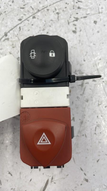 Bouton de warning RENAULT SCENIC 2 PHASE 1 Diesel - 1