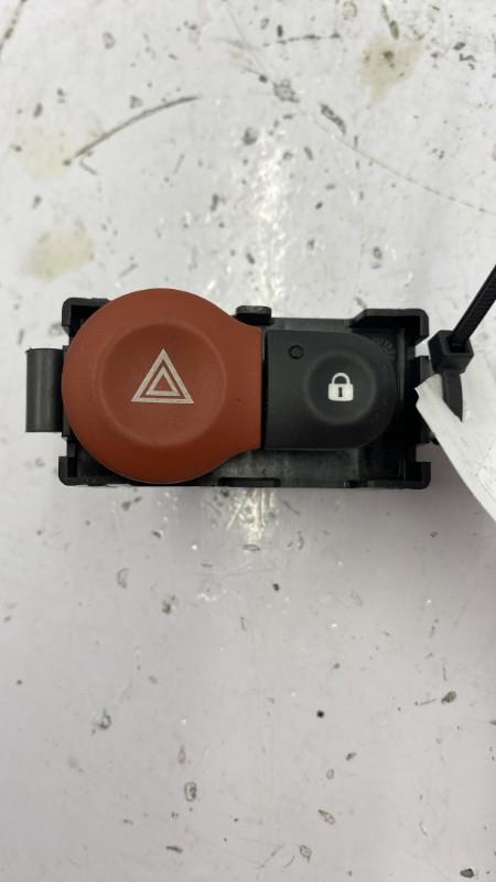 Bouton de warning RENAULT CLIO 3 PHASE 2 BREAK Diesel - 1