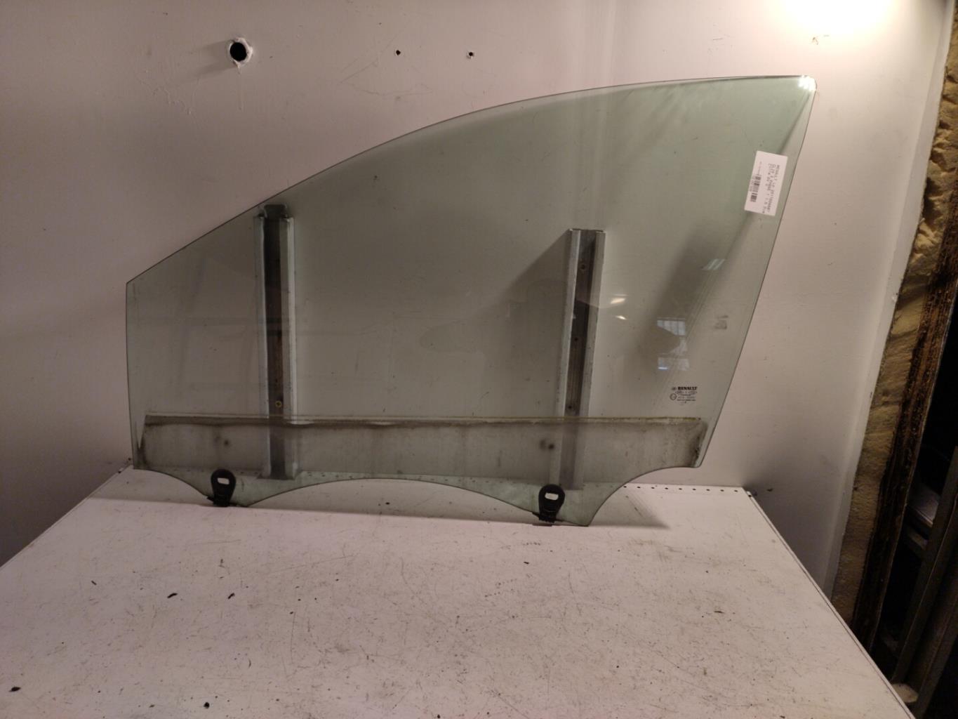 Vitre avant gauche RENAULT CLIO 3 PHASE 1 Diesel - 1