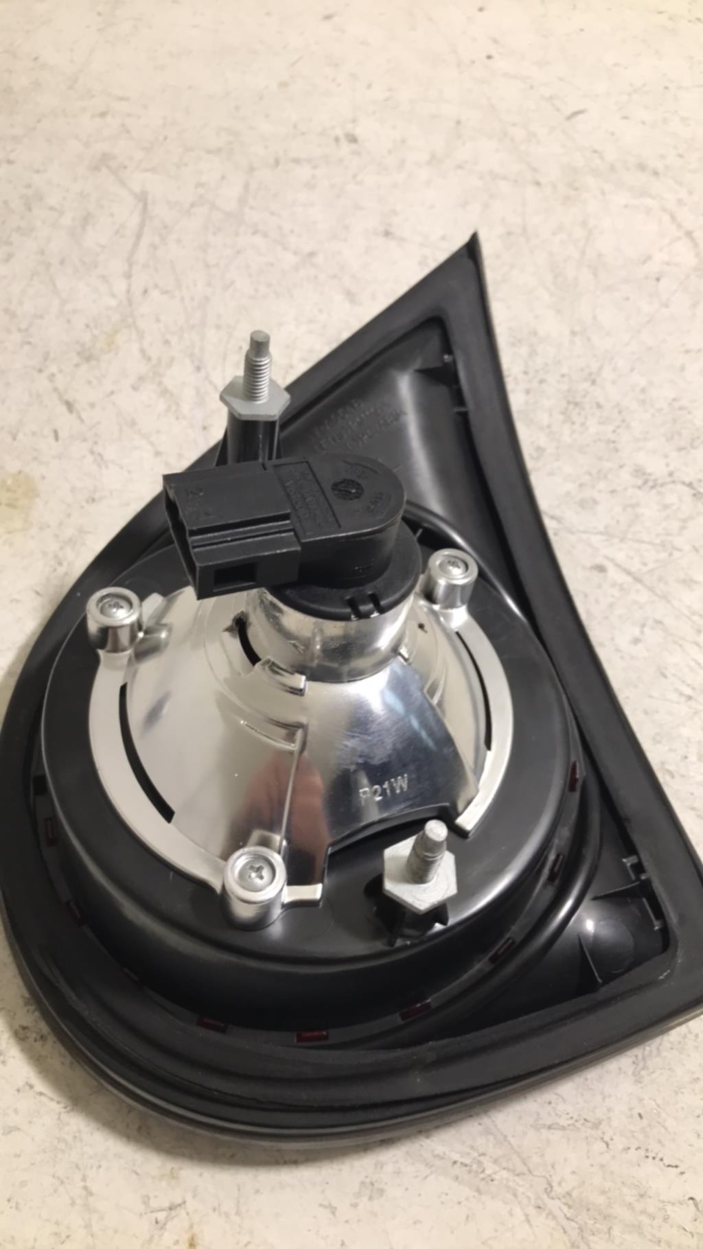 Feu arriere secondaire droit (feux) VOLKSWAGEN GOLF 5 Diesel - 1