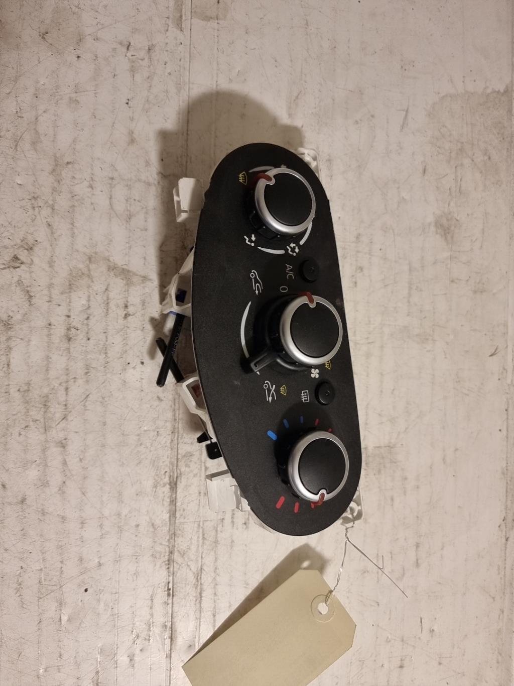Commande chauffage RENAULT TWINGO 3 PHASE 1 Essence - 1