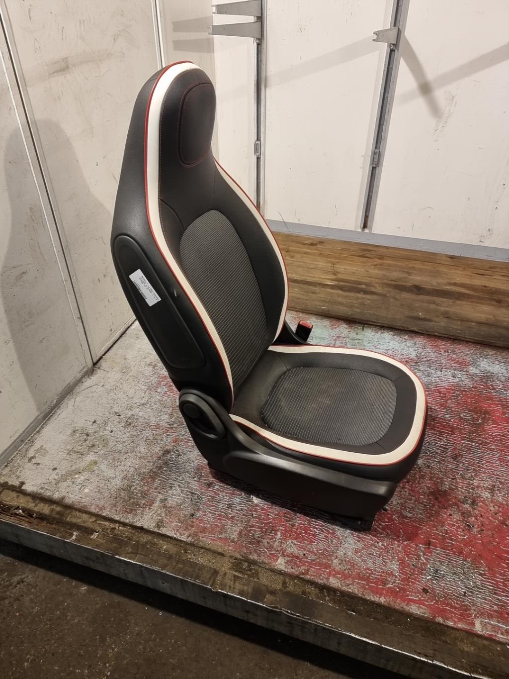 Siege avant droit RENAULT TWINGO 3 PHASE 1 Essence - 1