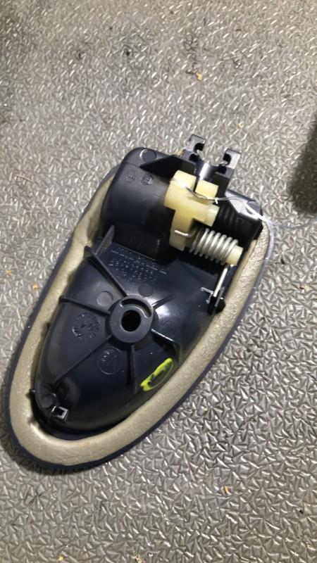 Poignee interieur avant droit RENAULT CLIO 2 PHASE 1 Essence - 1