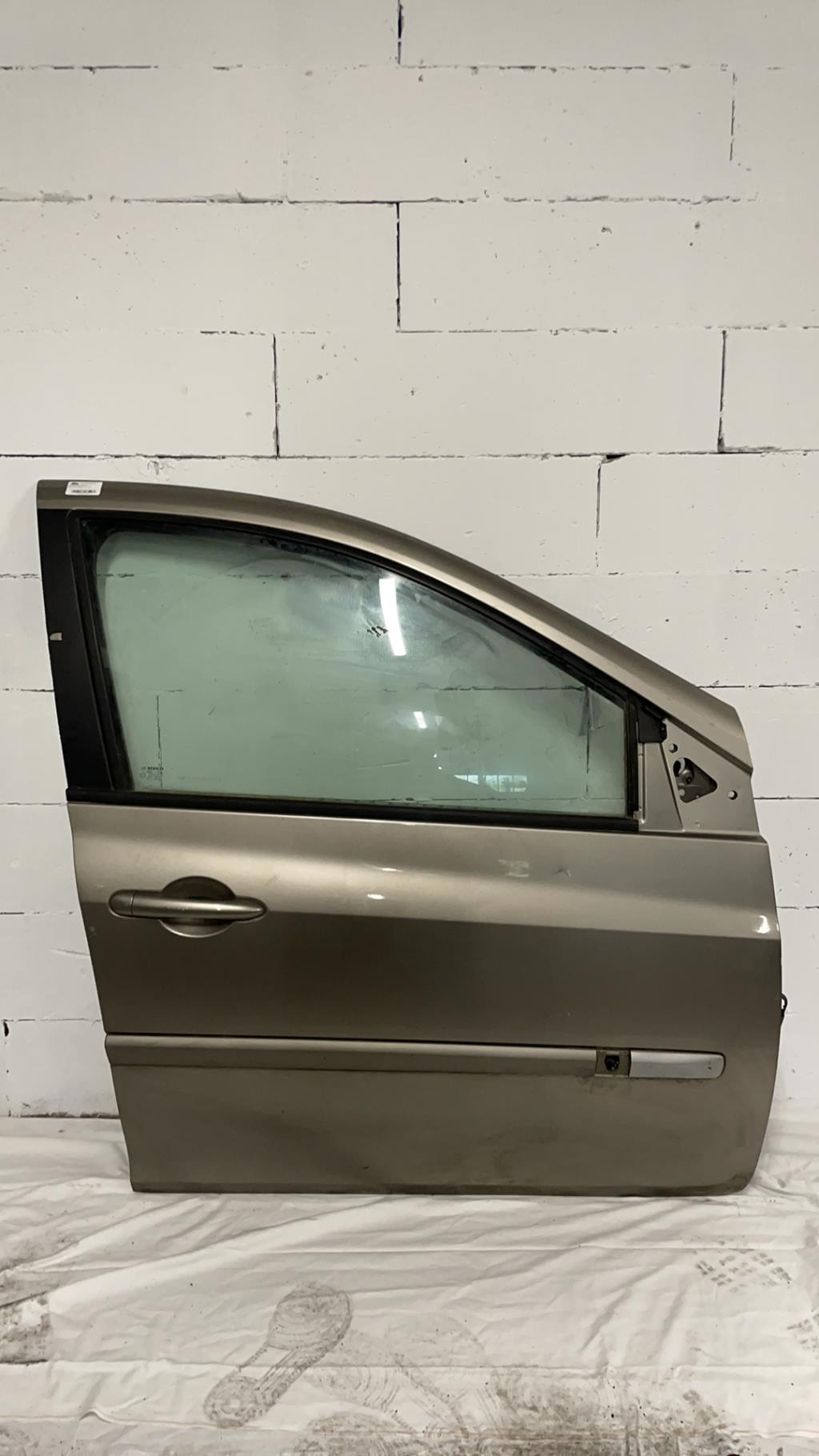 Porte avant droit RENAULT CLIO 3 PHASE 1 Essence - 1