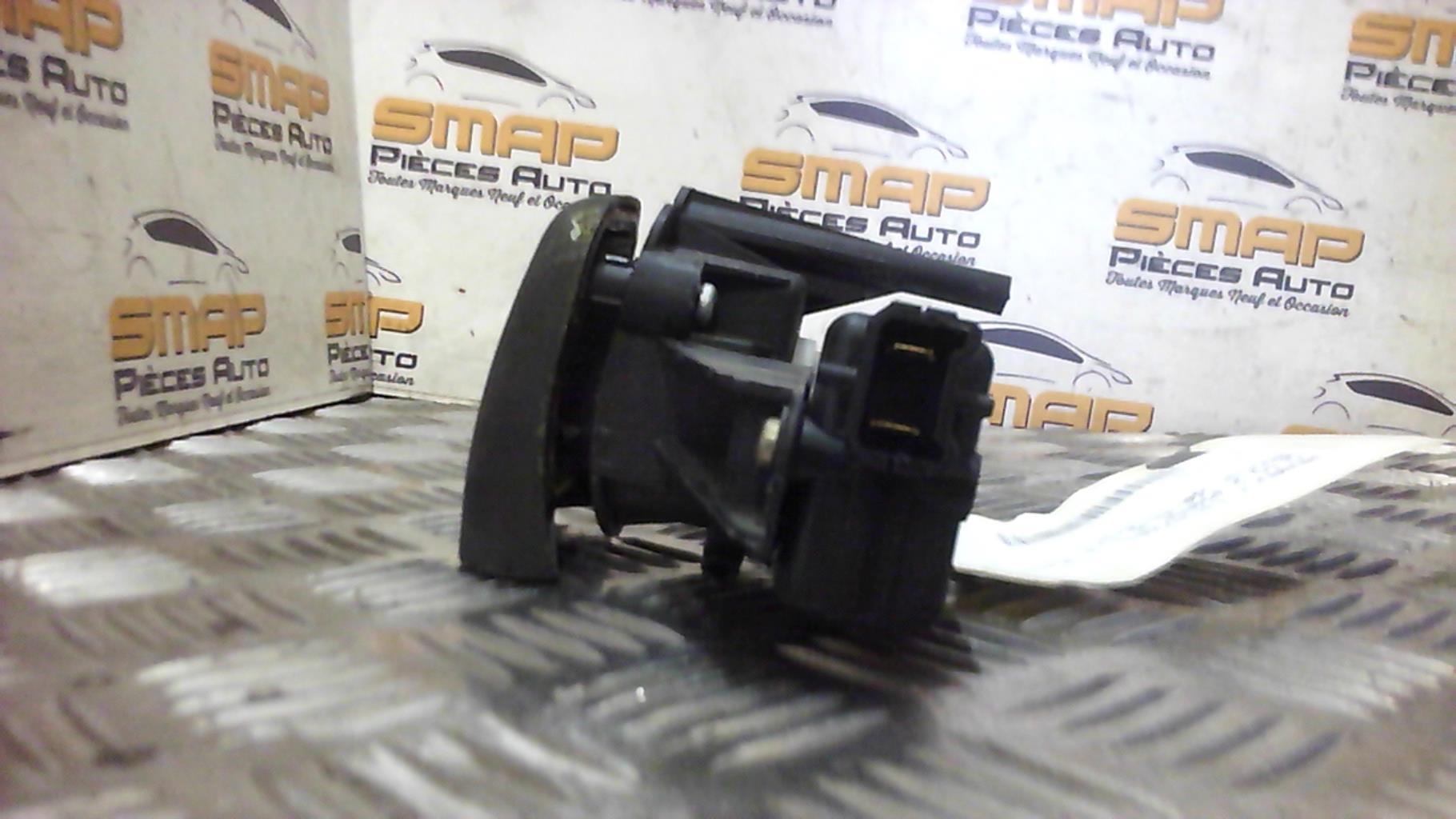 Bouton de coffre RENAULT CLIO 2 PHASE 2 Essence - 1
