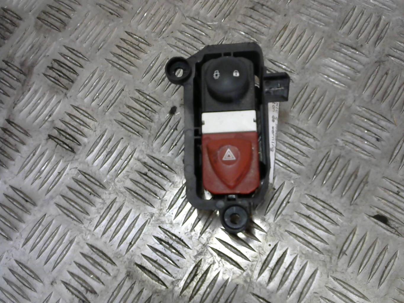 Bouton de warning RENAULT SCENIC 2 PHASE 1 Essence - 1