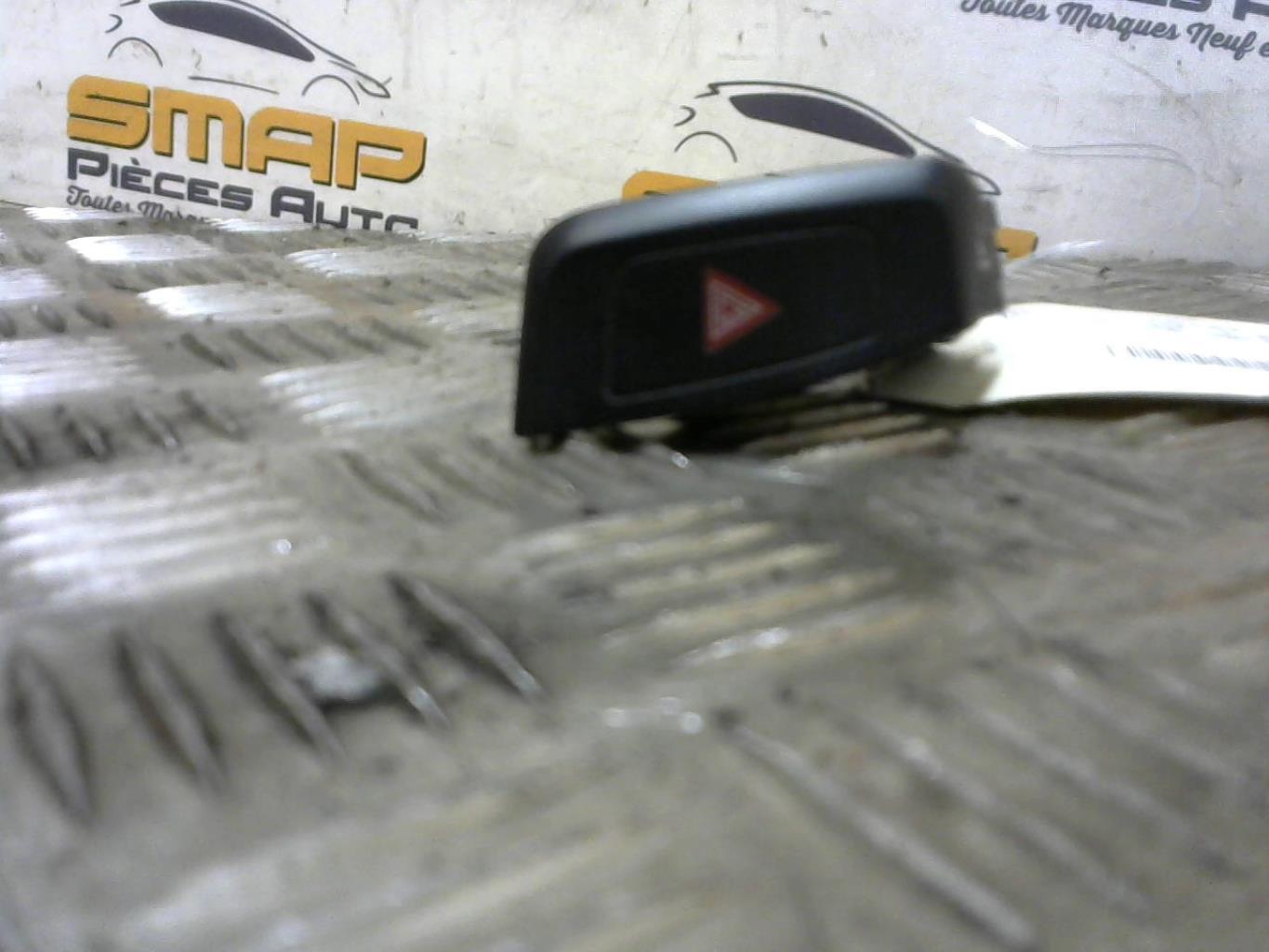 Bouton de warning AUDI A4 3 PHASE 1 Diesel - 1