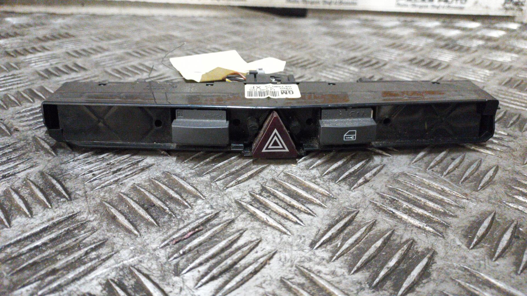 Bouton de warning OPEL ZAFIRA B PHASE 2 Diesel - 1