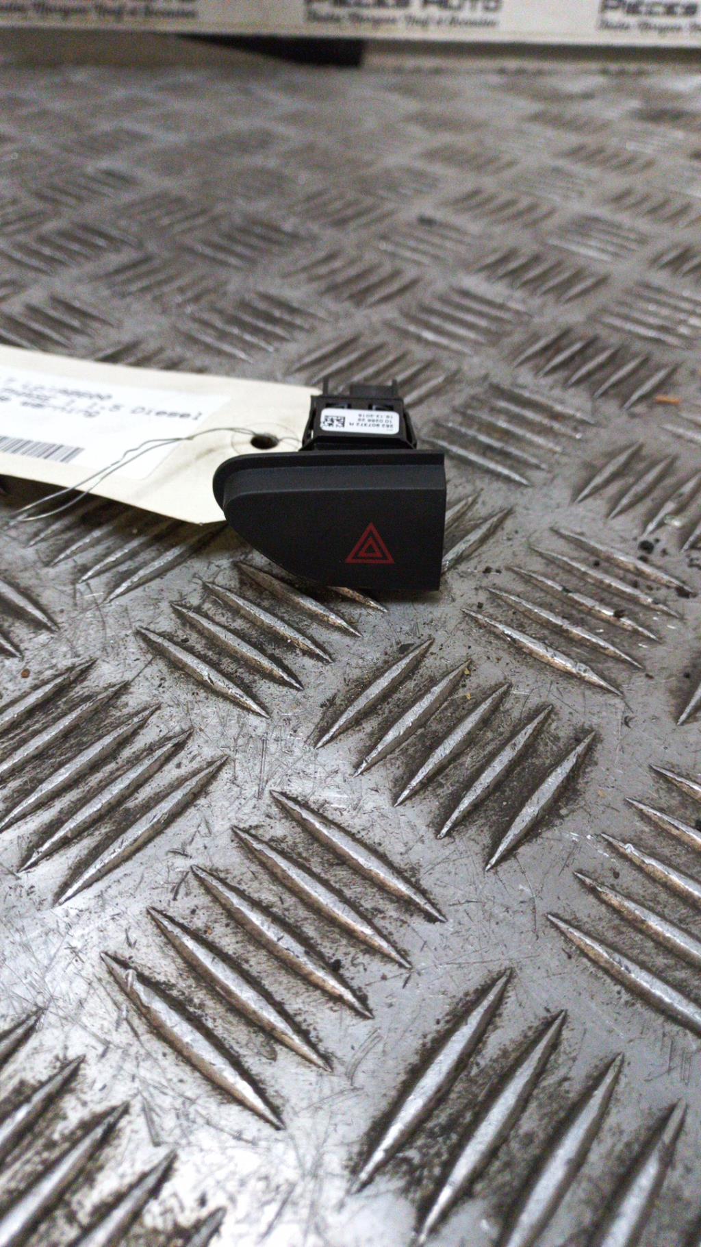 Bouton de warning RENAULT CLIO 4 PHASE 1 Diesel - 1