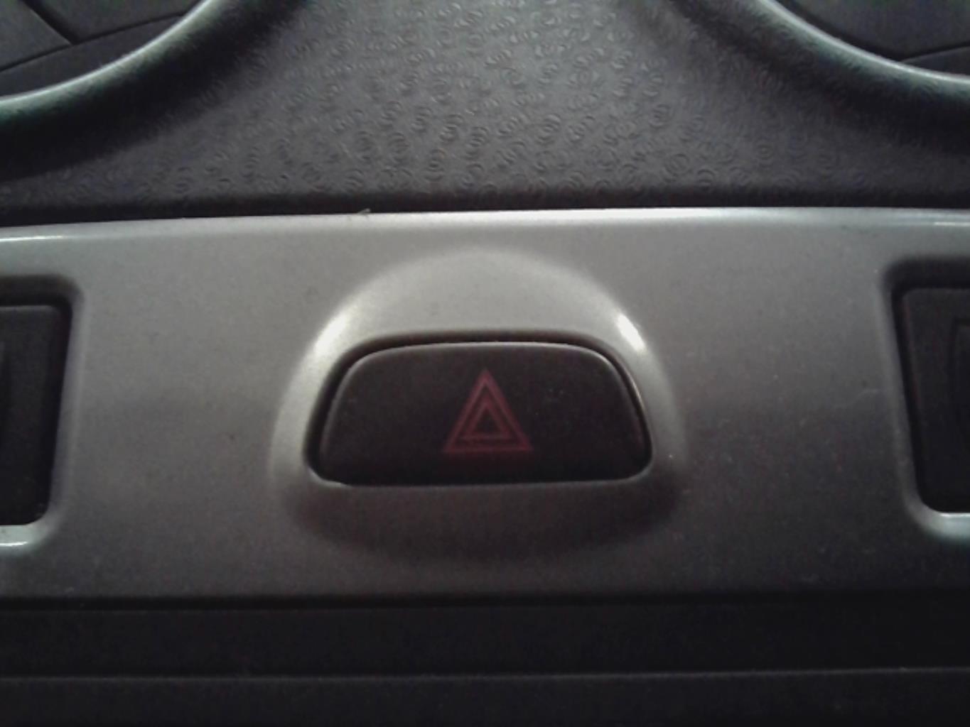 Bouton de warning FORD FUSION PHASE 2 Diesel - 1